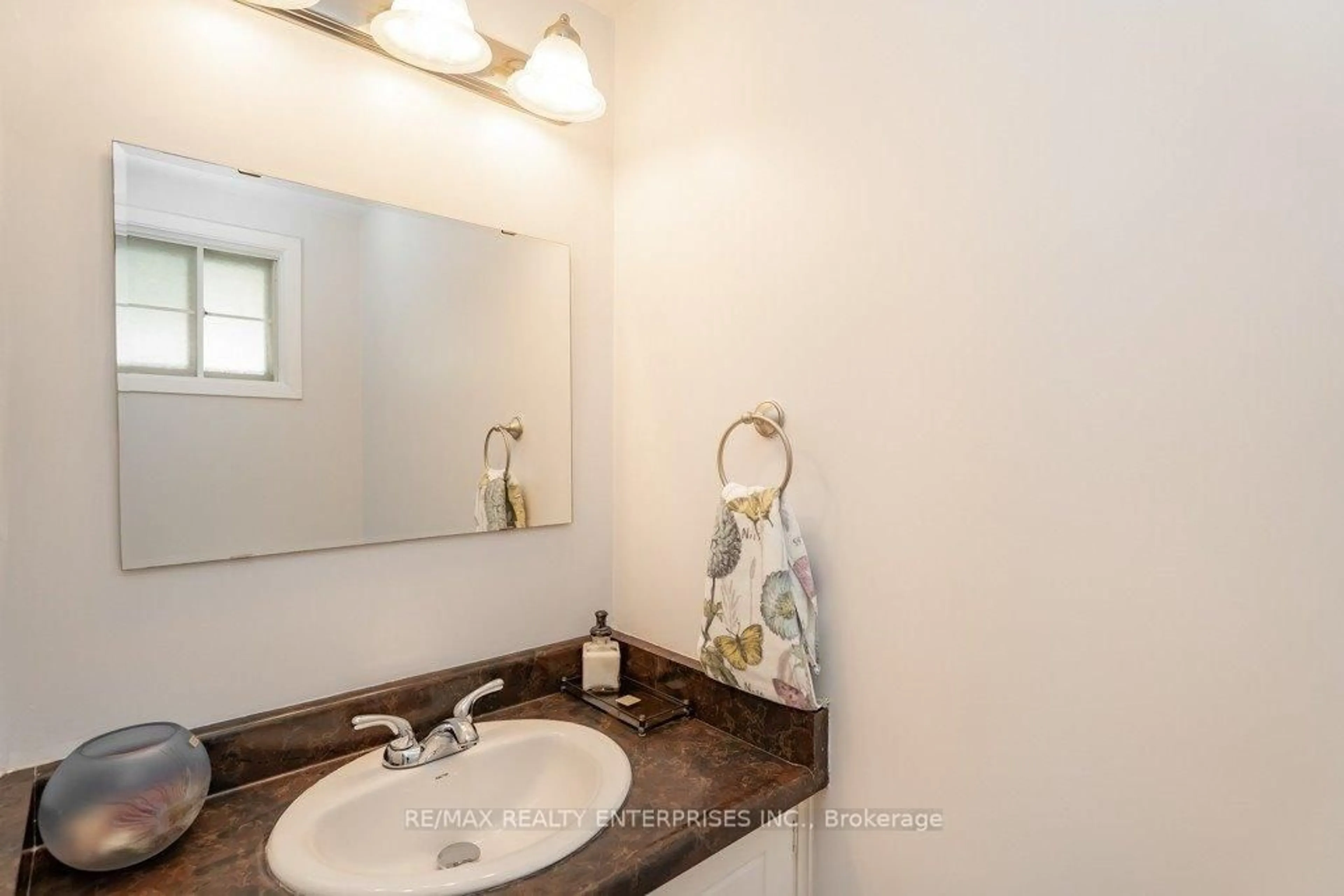 Standard bathroom, ceramic/tile floor for 830 Stainton Dr #58, Mississauga Ontario L5C 2Z3