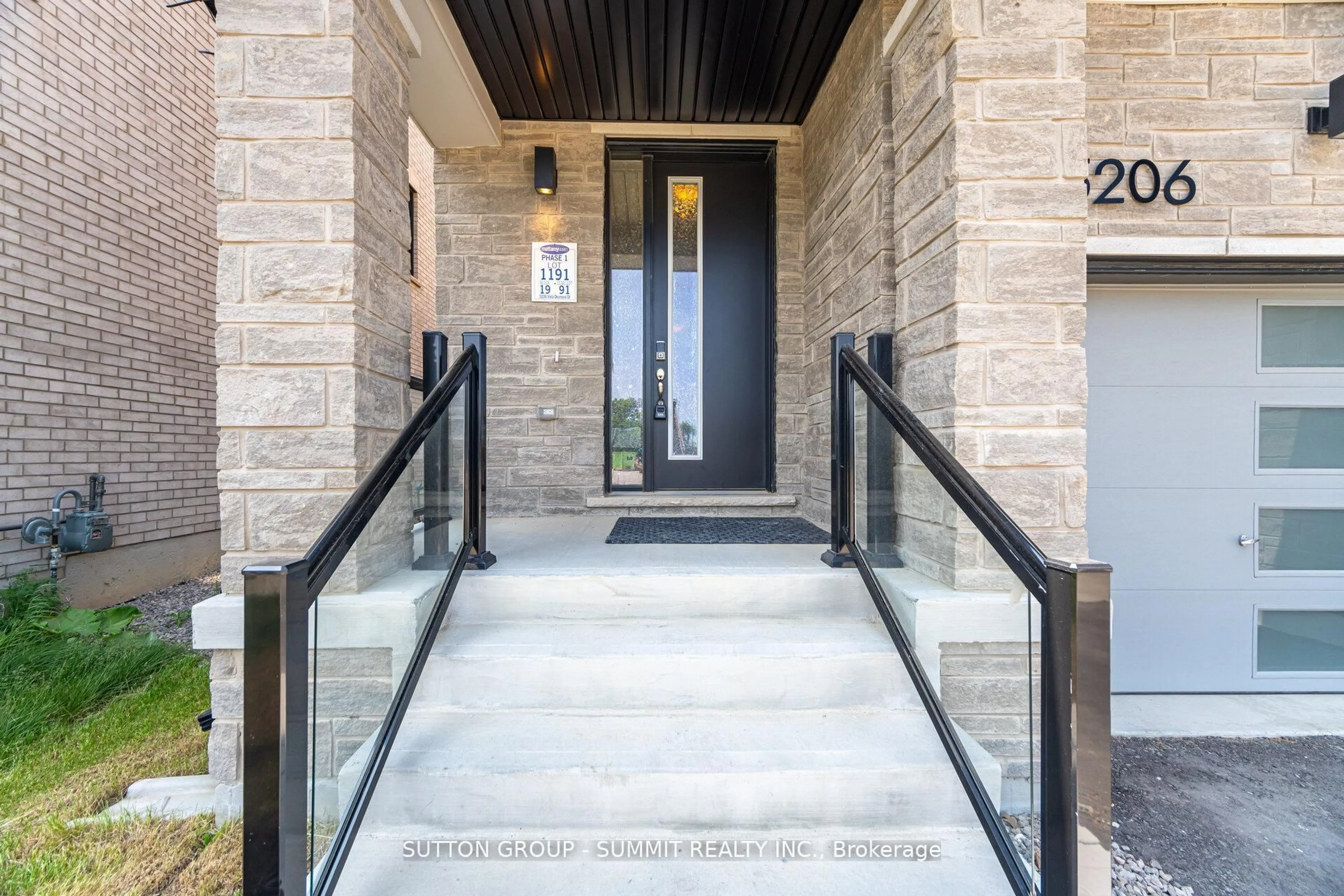 Indoor foyer for 5206 Viola Desmond Dr, Mississauga Ontario L5M 2S7