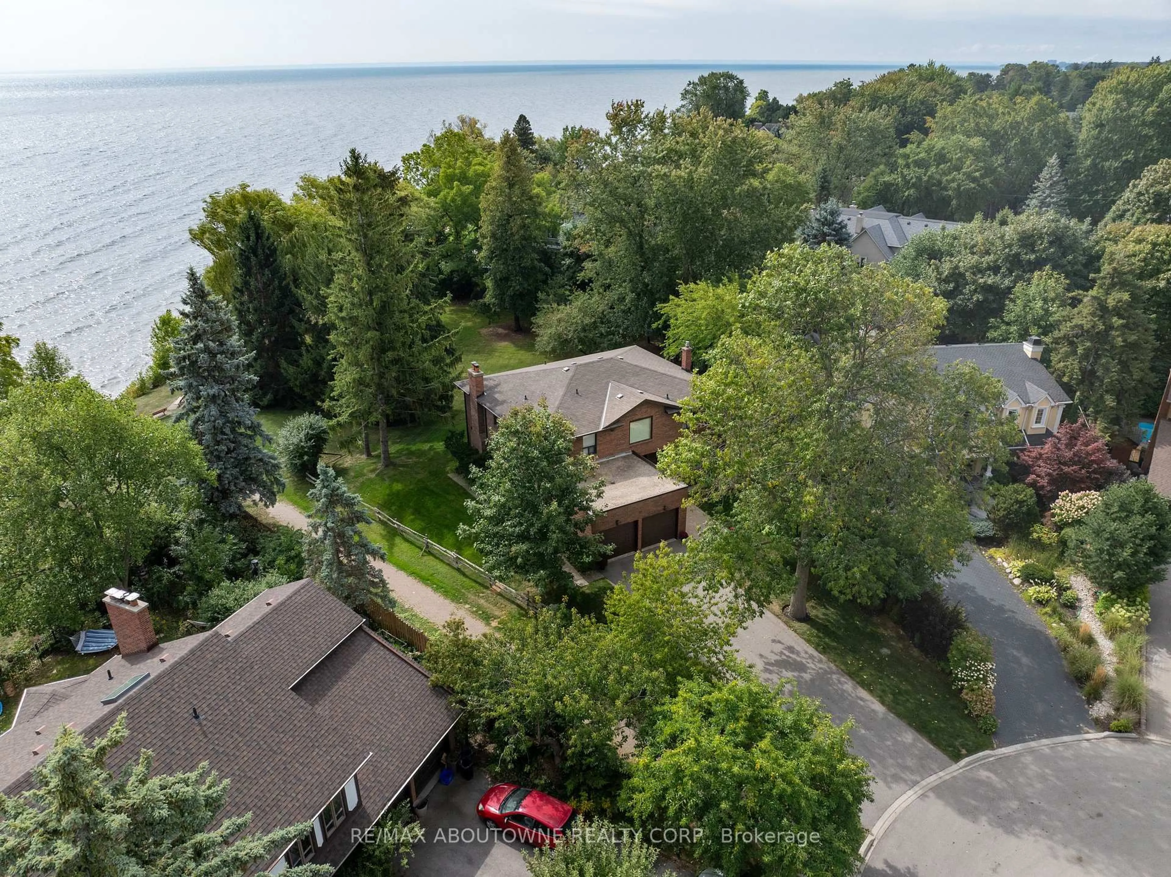 A pic from outside/outdoor area/front of a property/back of a property/a pic from drone, water/lake/river/ocean view for 20 Arkendo Dr, Oakville Ontario L6J 5T9