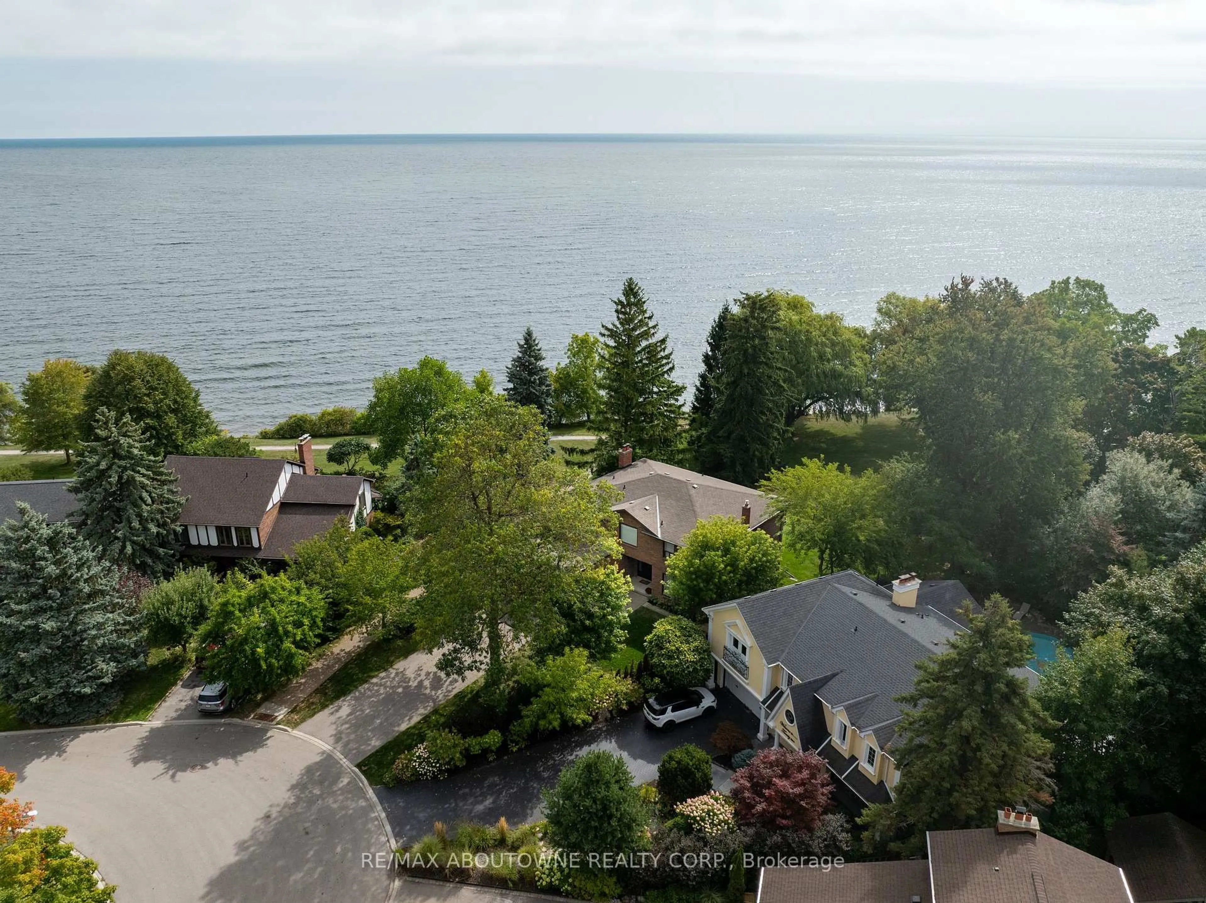 A pic from outside/outdoor area/front of a property/back of a property/a pic from drone, water/lake/river/ocean view for 20 Arkendo Dr, Oakville Ontario L6J 5T9
