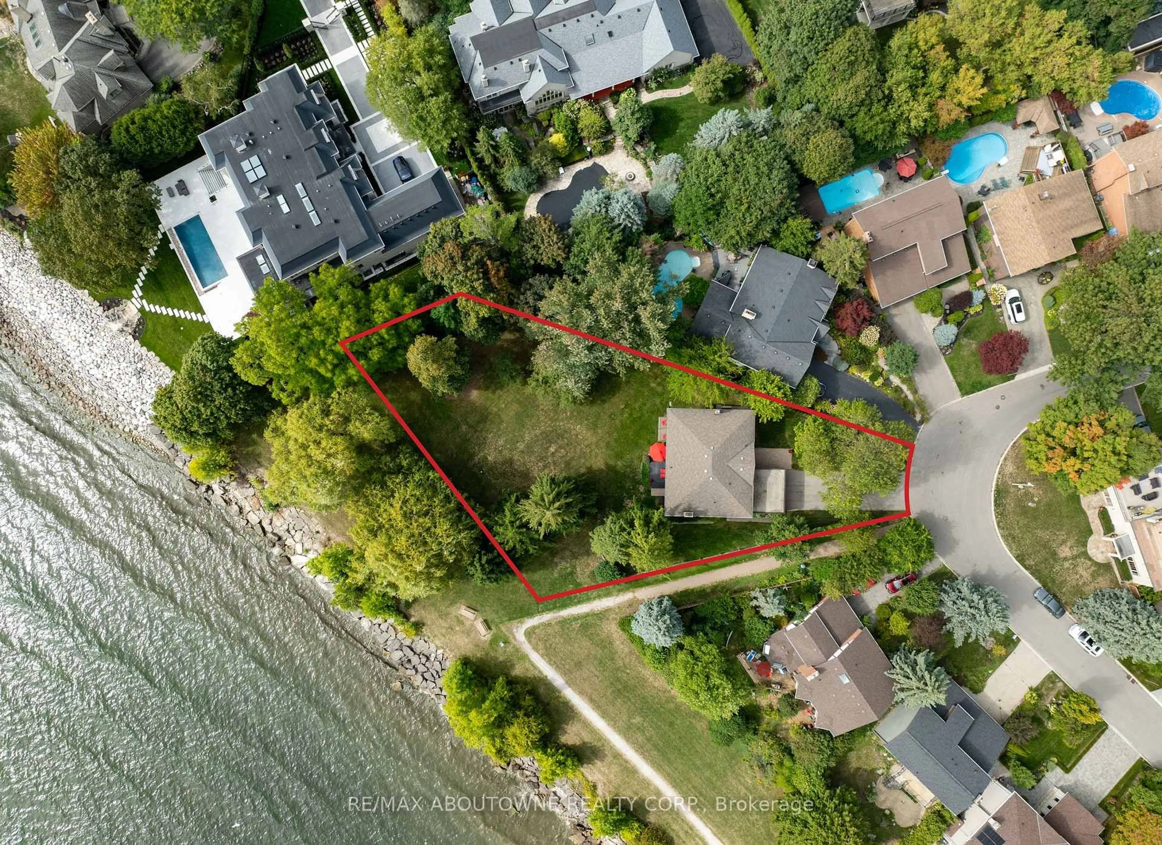 A pic from outside/outdoor area/front of a property/back of a property/a pic from drone, water/lake/river/ocean view for 20 Arkendo Dr, Oakville Ontario L6J 5T9