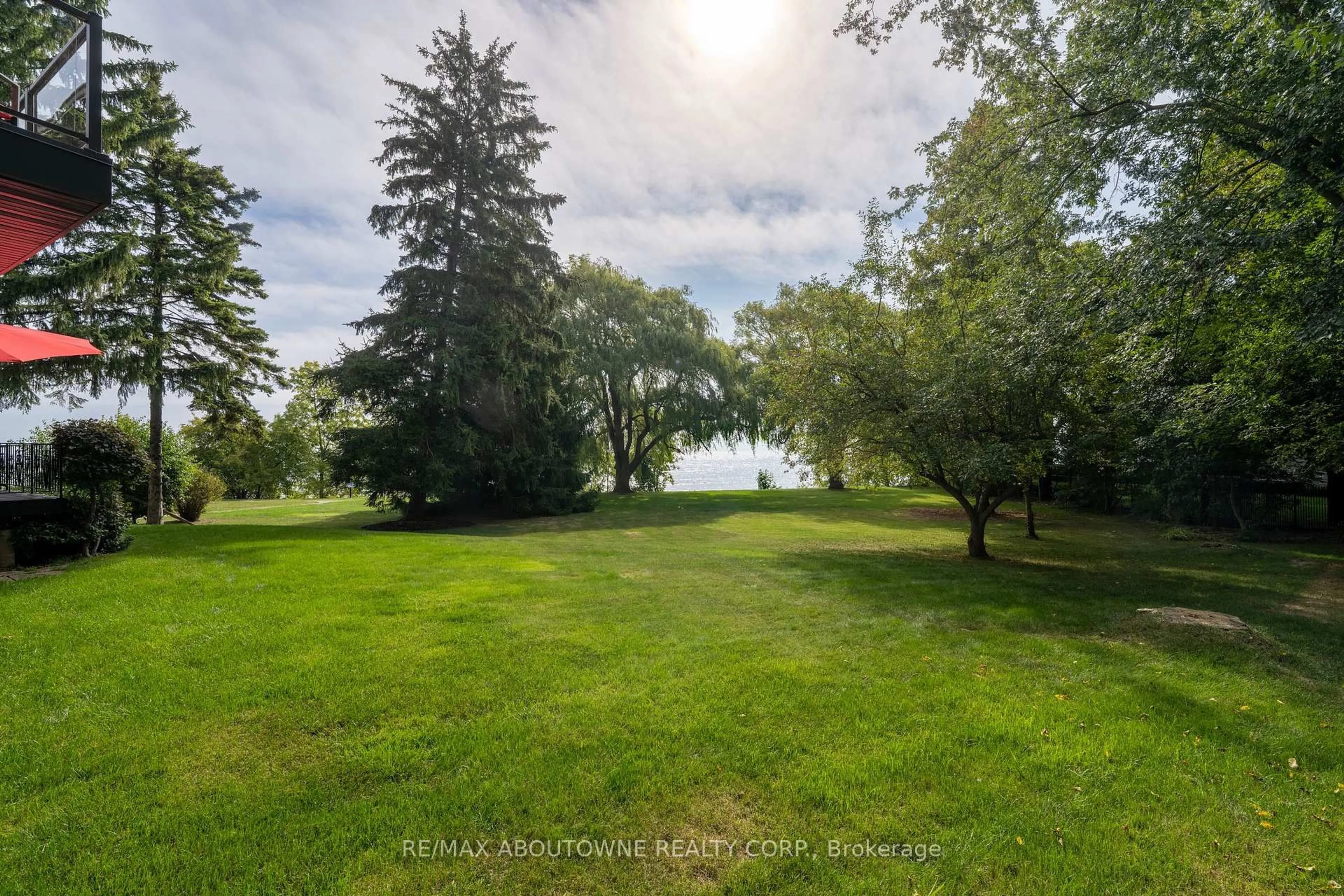 A pic from outside/outdoor area/front of a property/back of a property/a pic from drone, water/lake/river/ocean view for 20 Arkendo Dr, Oakville Ontario L6J 5T9