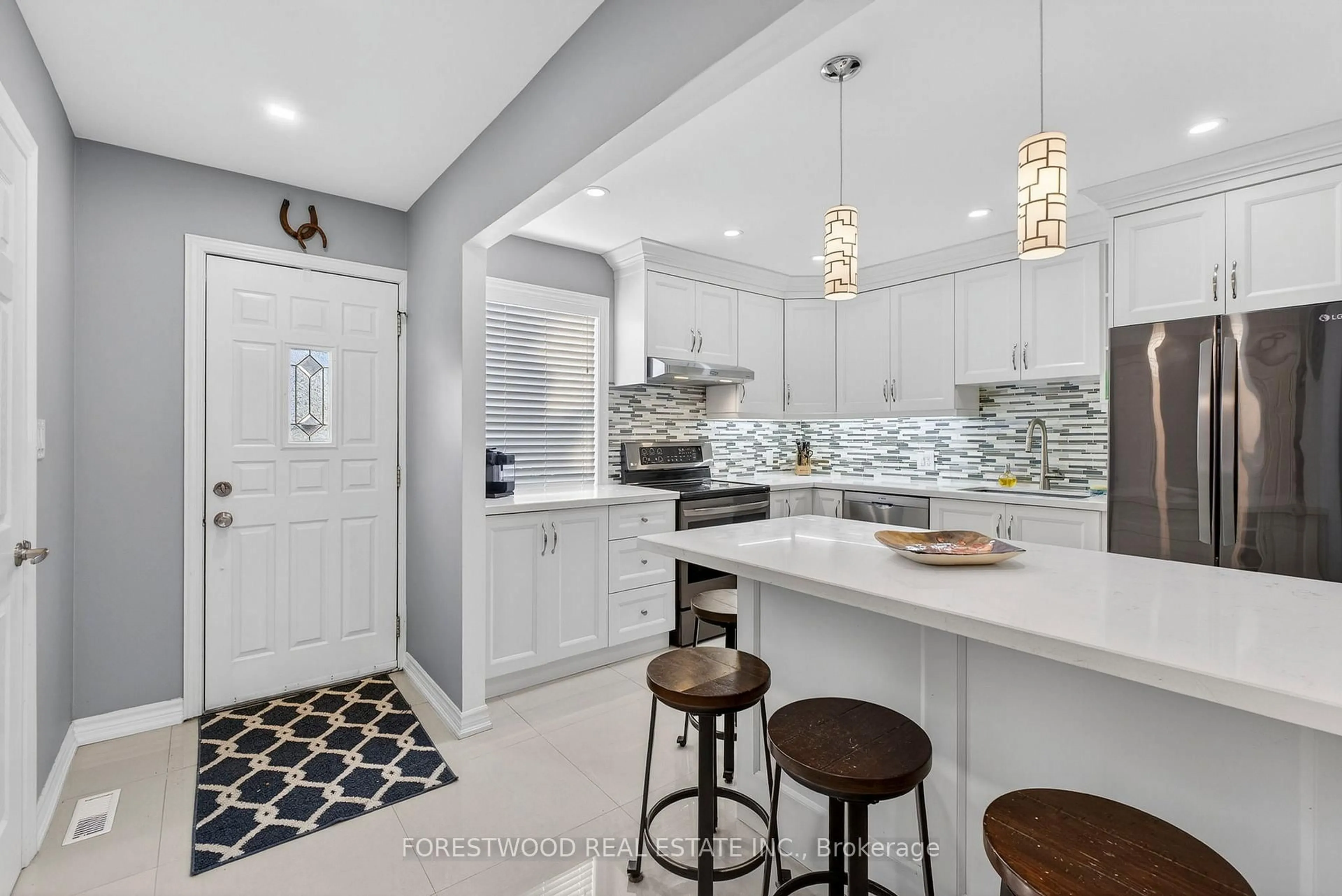 Open concept kitchen, ceramic/tile floor for 3665 Flamewood Dr #50, Mississauga Ontario L4Y 3P5