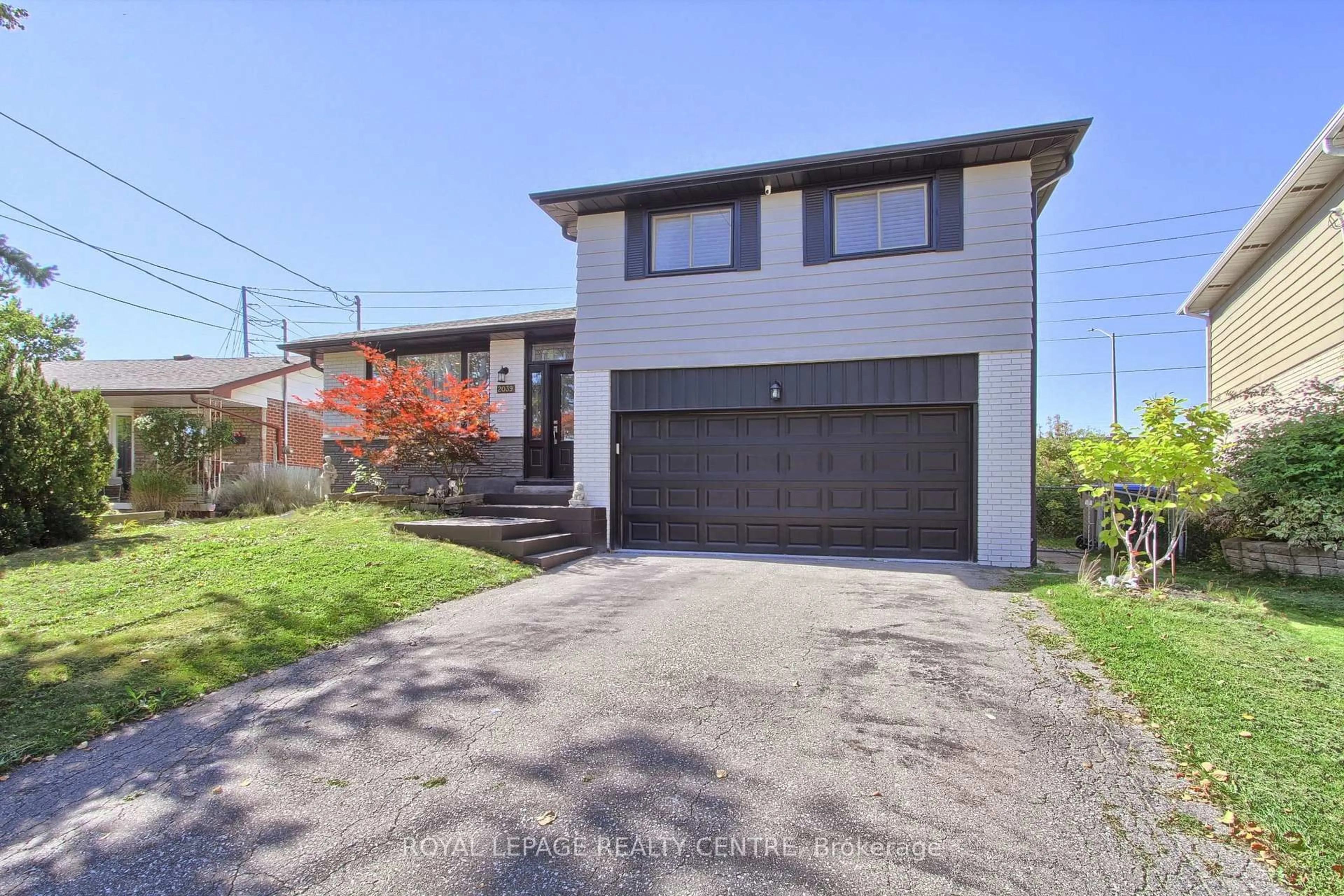 Home with brick exterior material, street for 2039 Davebrook Rd, Mississauga Ontario L5J 3M4