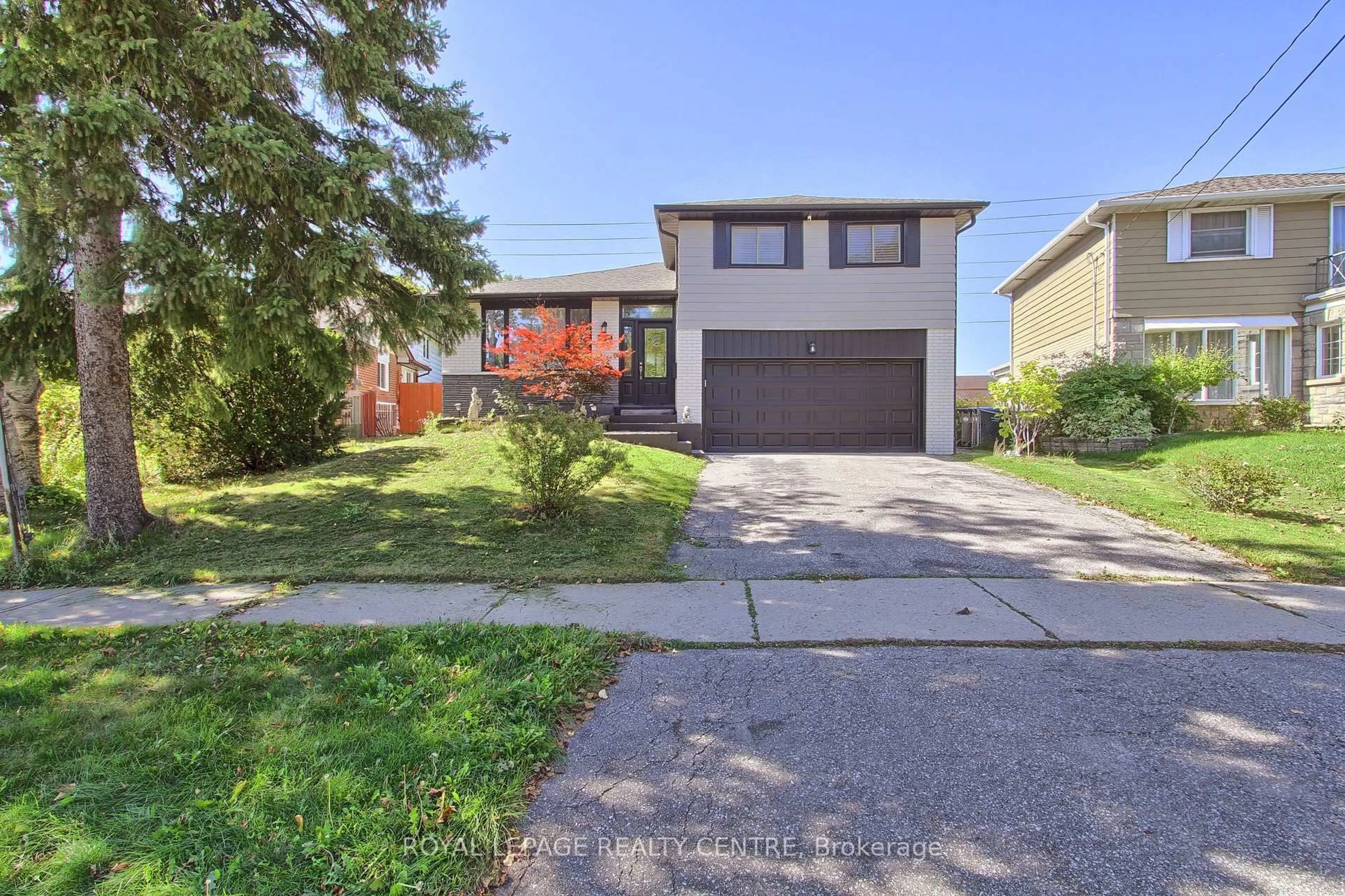 Home with brick exterior material, street for 2039 Davebrook Rd, Mississauga Ontario L5J 3M4