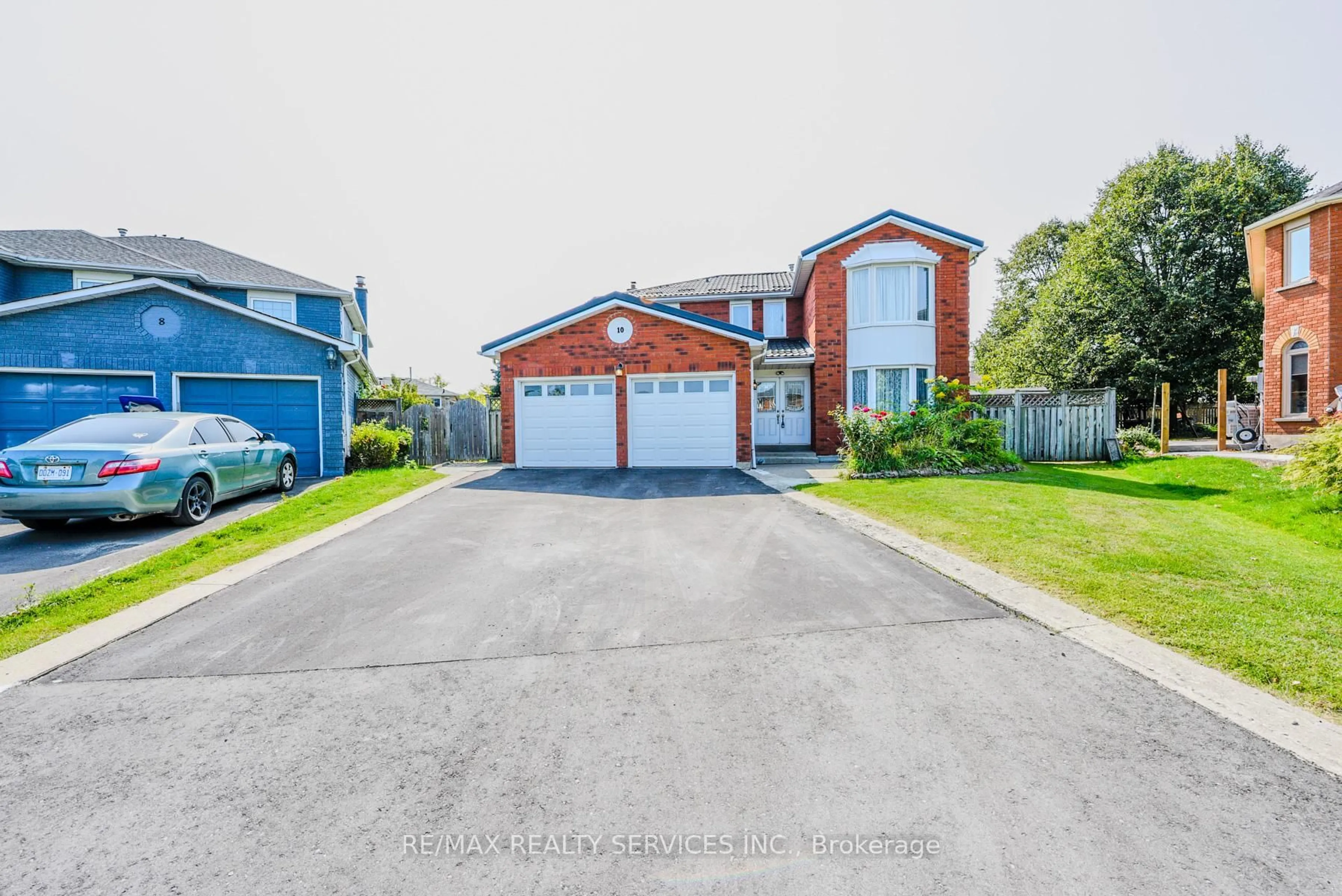 A pic from outside/outdoor area/front of a property/back of a property/a pic from drone, street for 10 St Mark Pl, Brampton Ontario L6X 3W5
