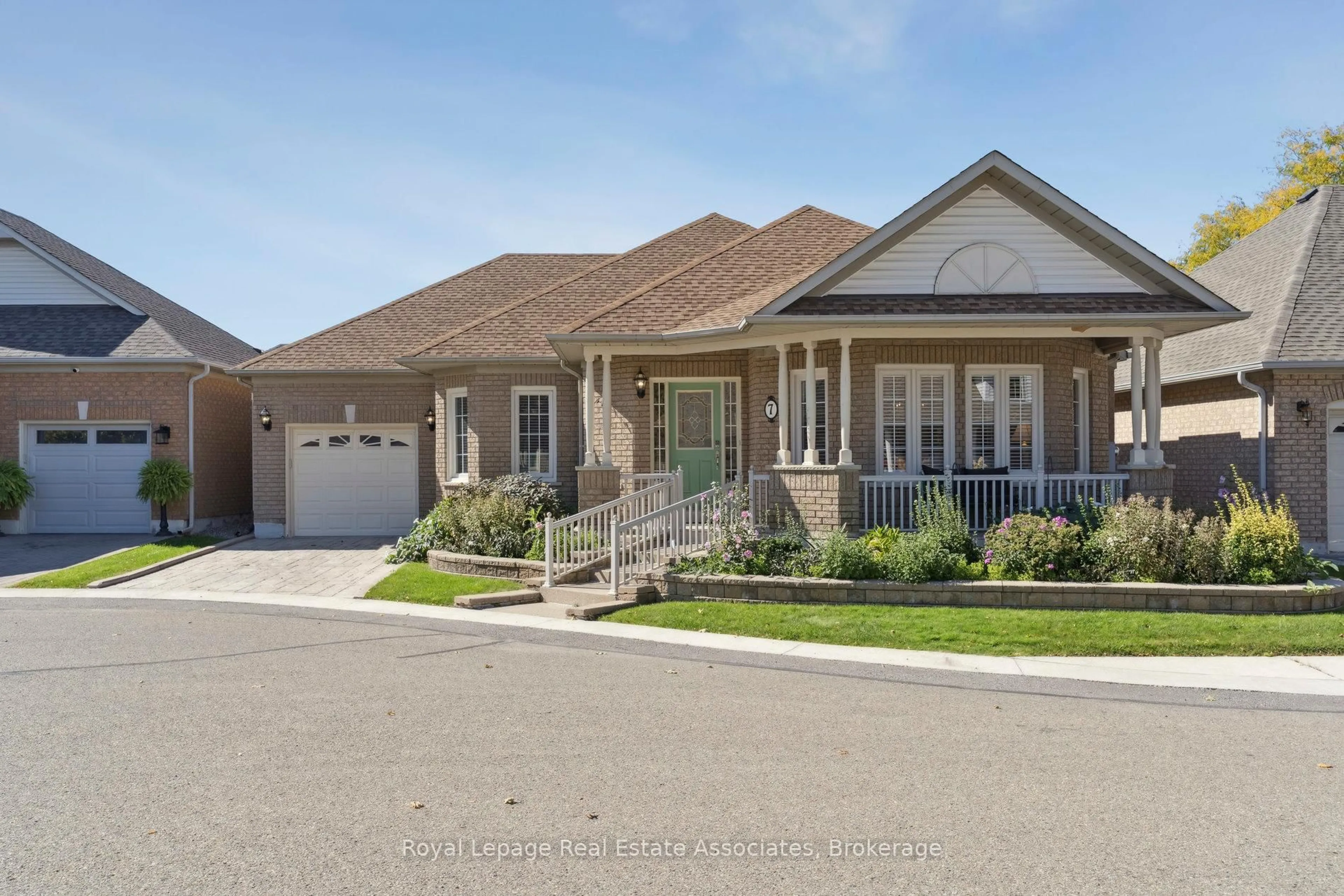 Home with brick exterior material, street for 7 Powder Mill Crt, Brampton Ontario L6R 1W5