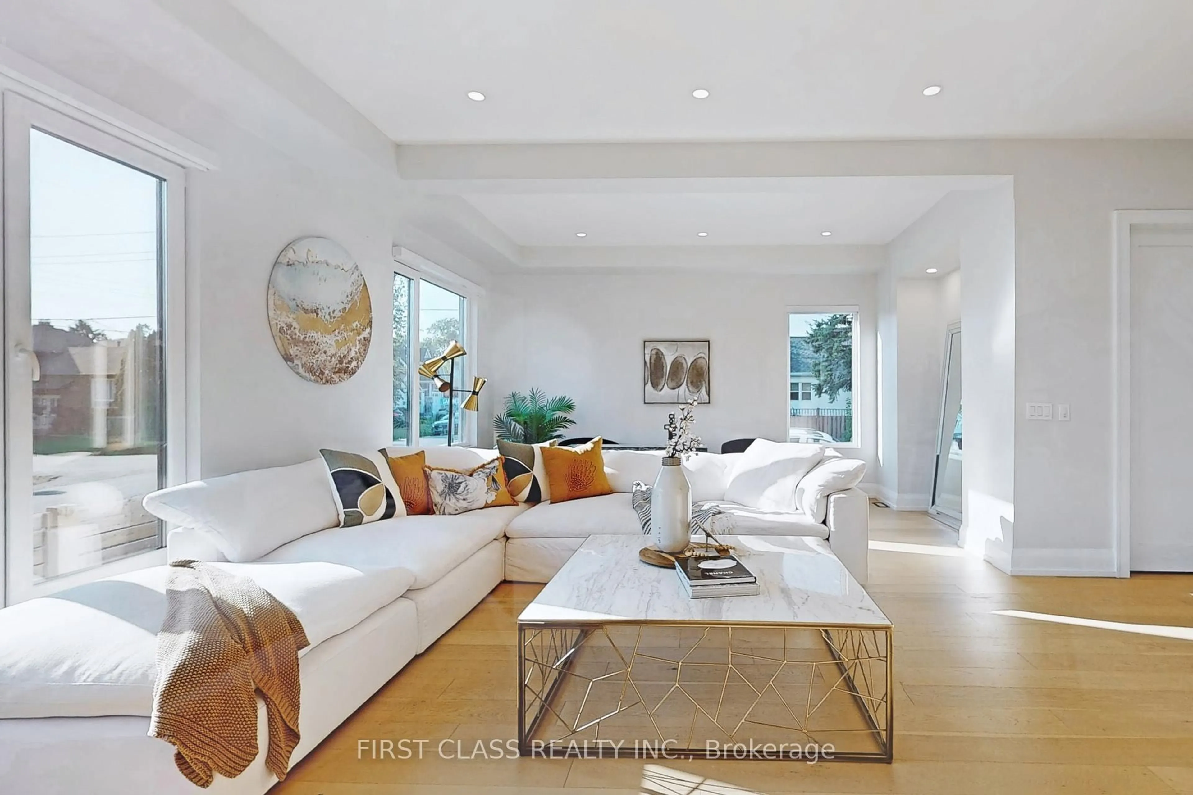 Living room with furniture, unknown for 1047 Meredith Ave, Mississauga Ontario L5E 2C6