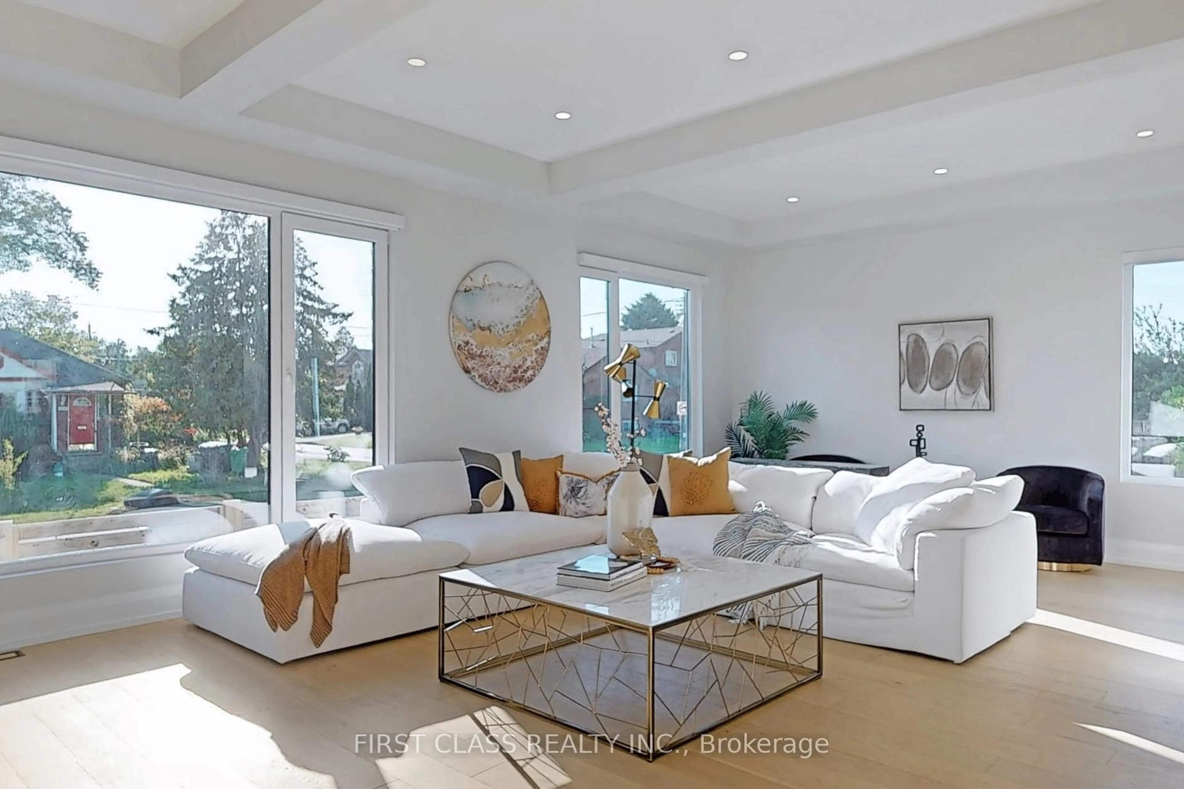 Living room with furniture, unknown for 1047 Meredith Ave, Mississauga Ontario L5E 2C6