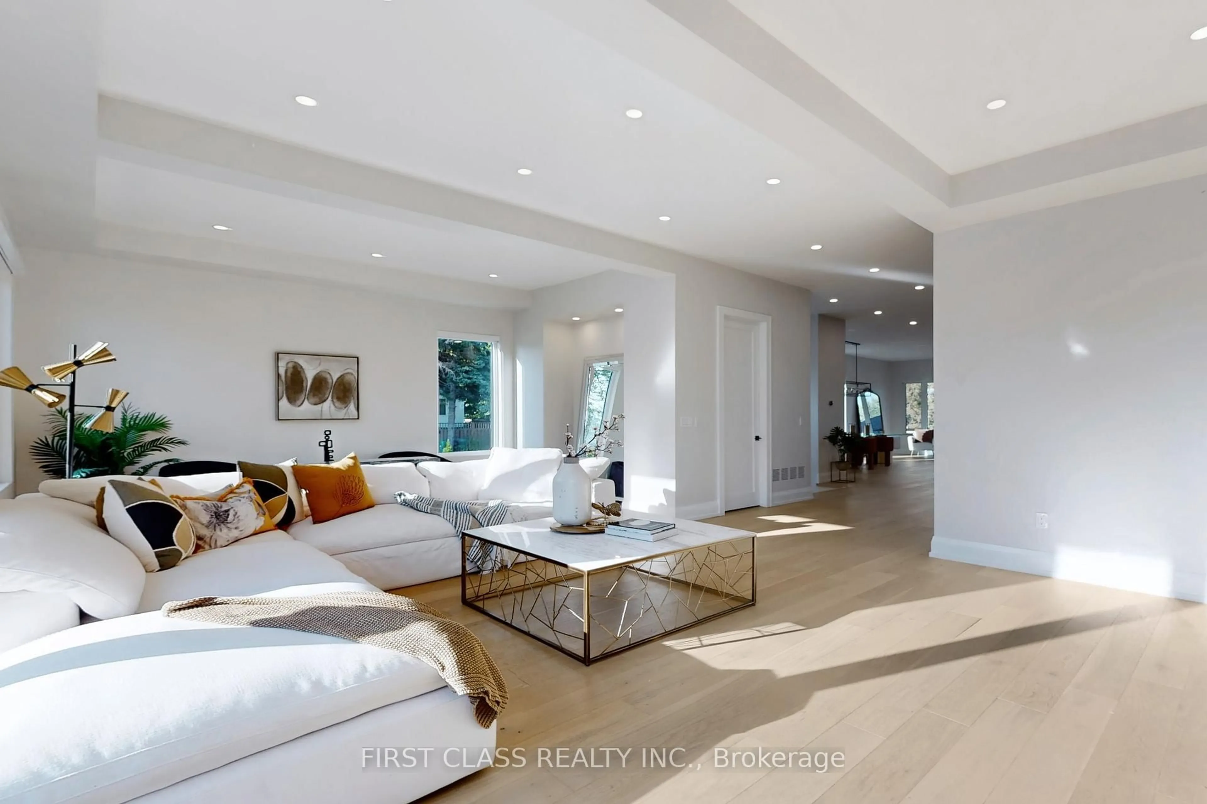 Living room with furniture, unknown for 1047 Meredith Ave, Mississauga Ontario L5E 2C6