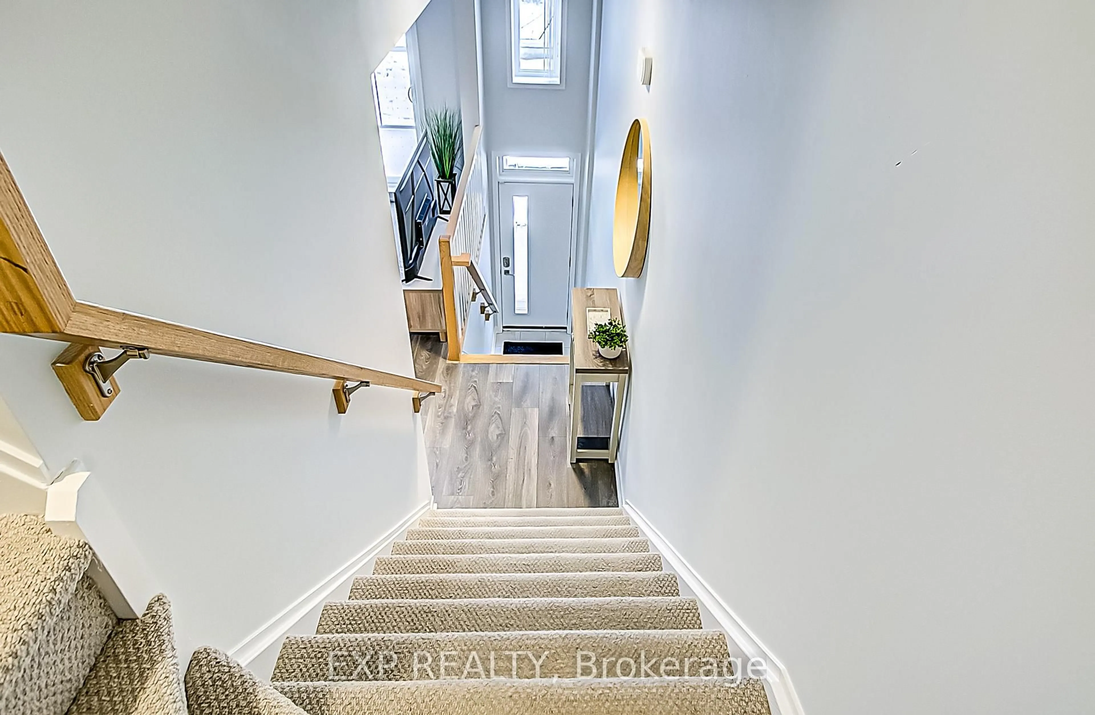 Indoor entryway for 90 Canon Jackson Dr #62, Toronto Ontario M6M 0C1