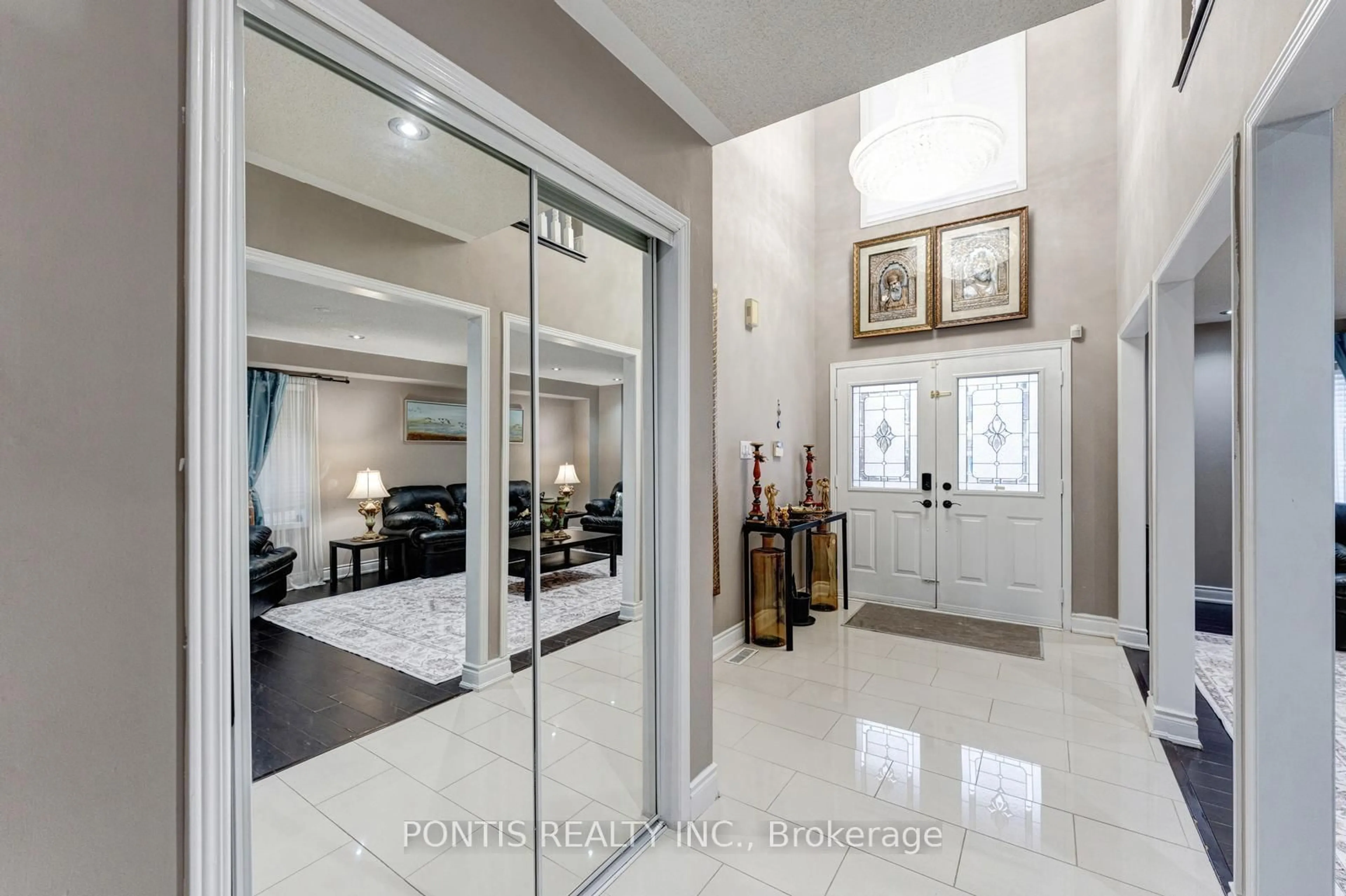 Indoor foyer for 48 Sawston Circ, Brampton Ontario L7A 2N7