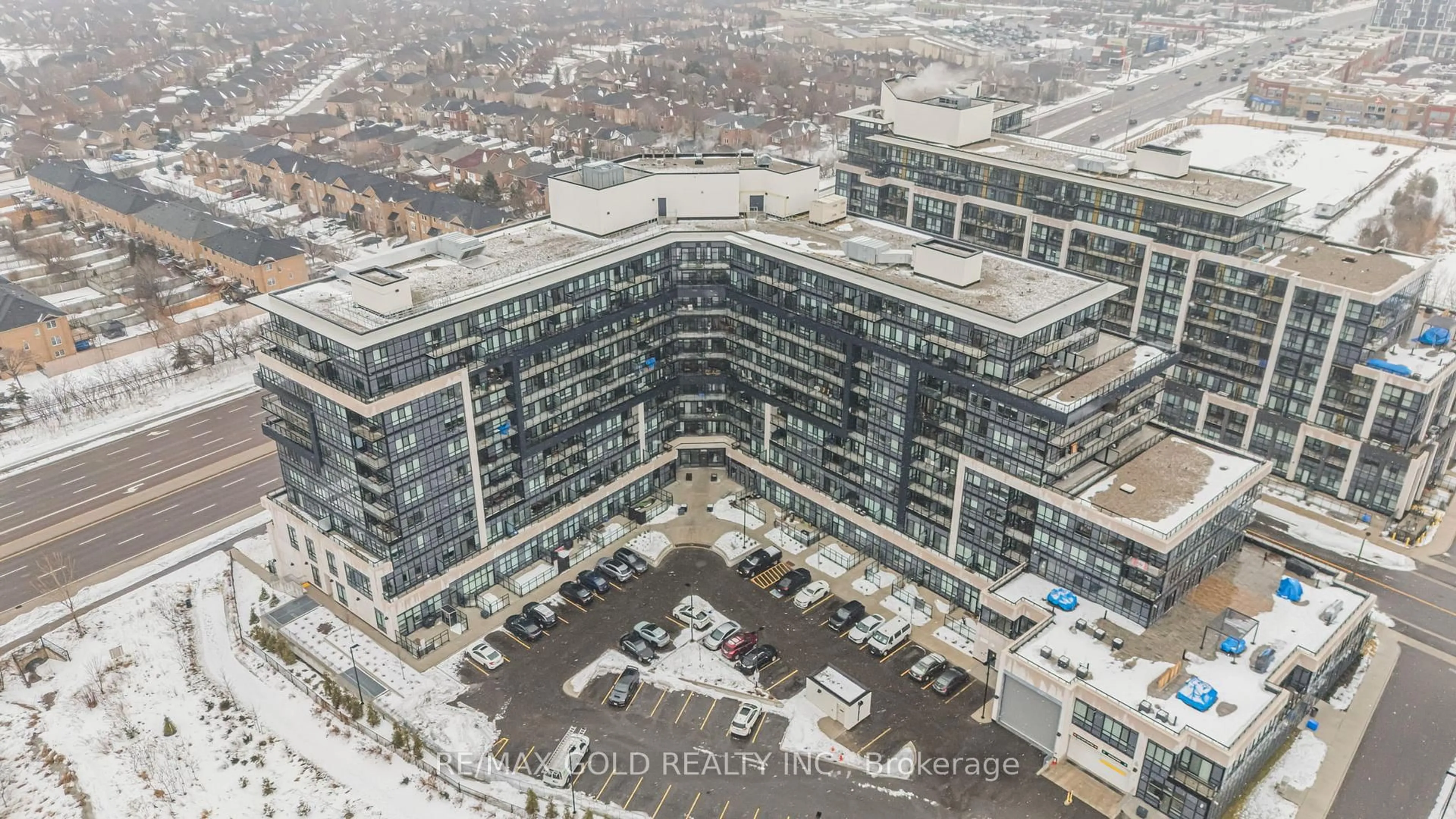 A pic from outside/outdoor area/front of a property/back of a property/a pic from drone, city buildings view from balcony for 395 Dundas St #117, Oakville Ontario L6M 5R8