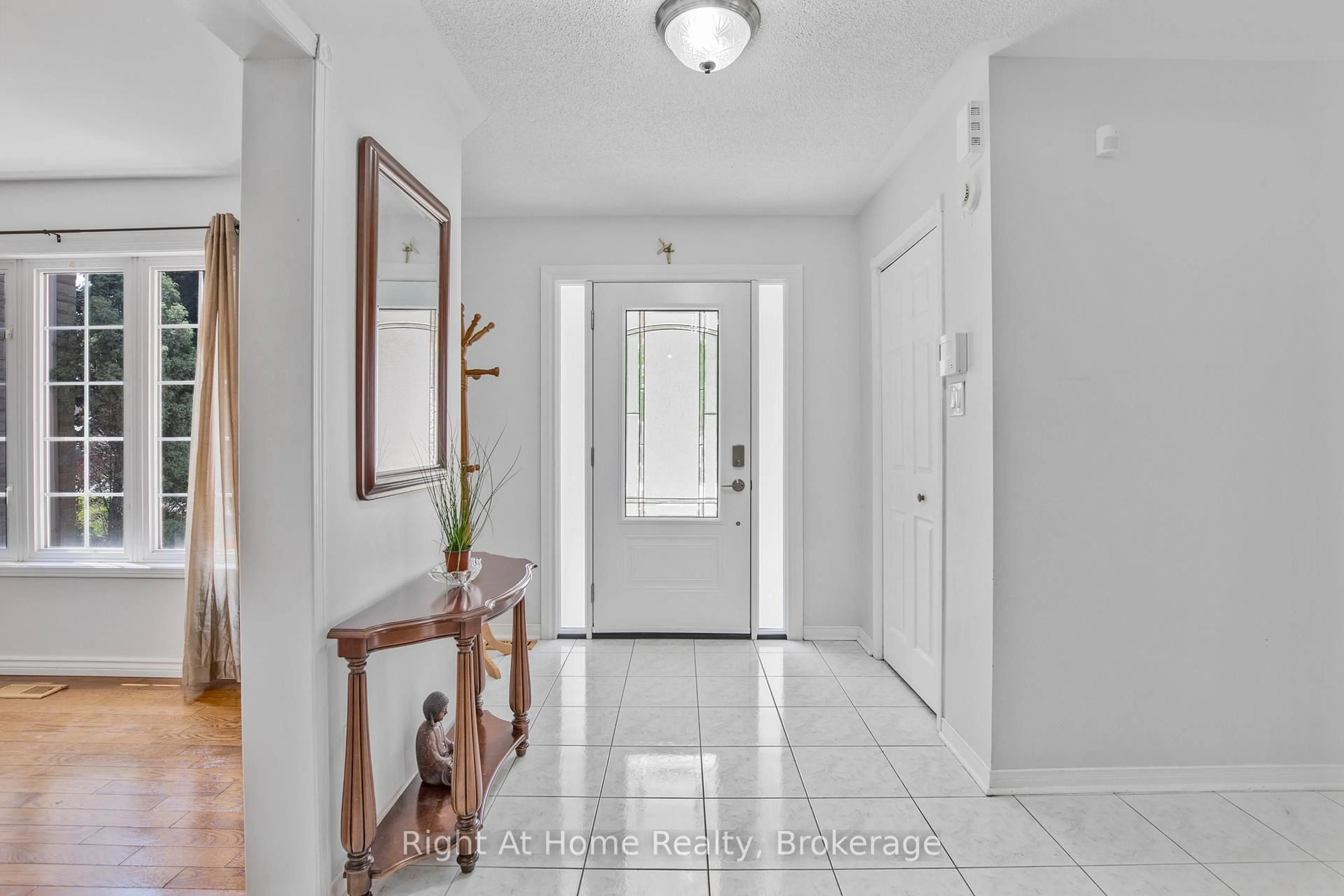 Indoor entryway for 2405 Eden Valley Dr, Oakville Ontario L6H 6K9