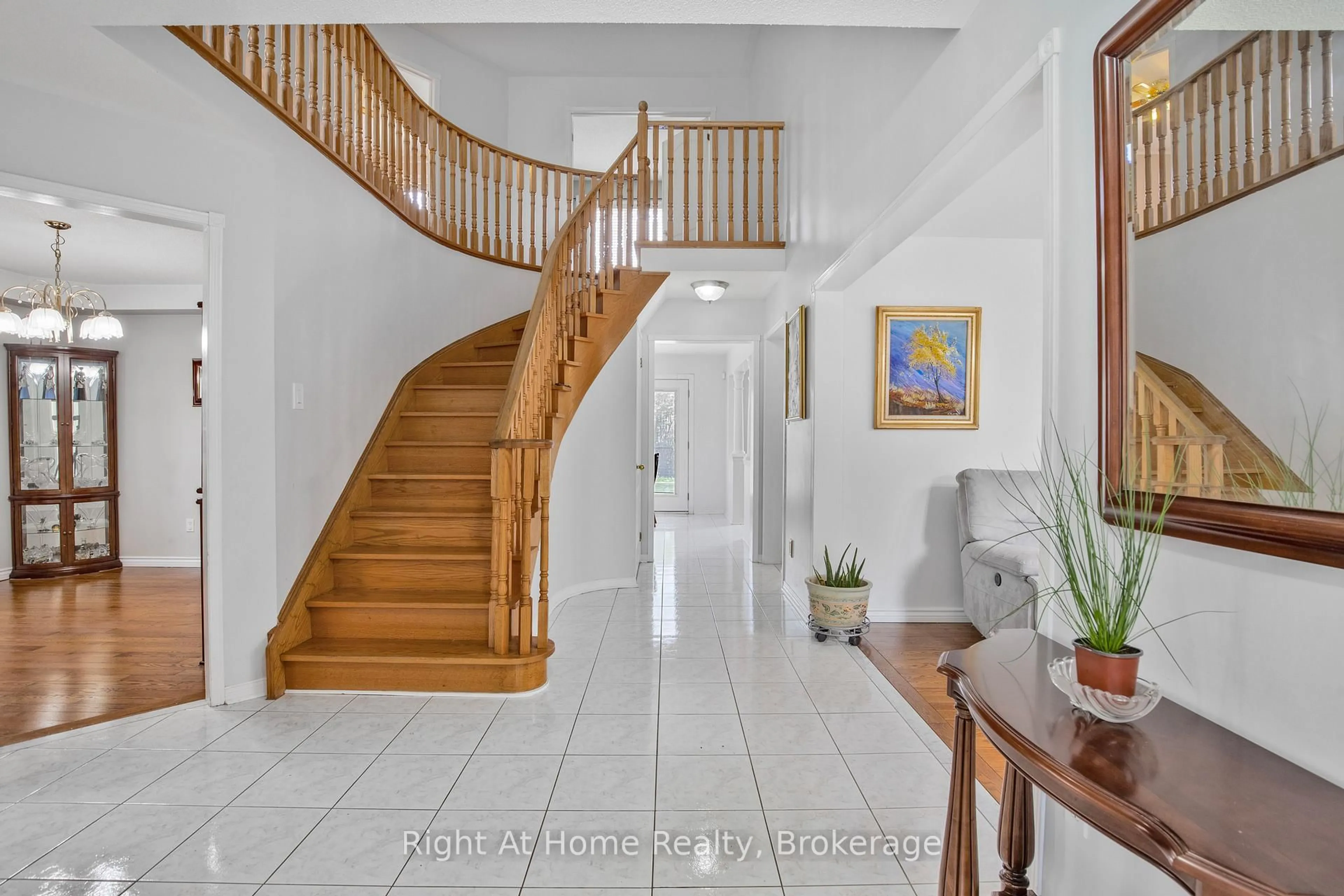 Indoor foyer for 2405 Eden Valley Dr, Oakville Ontario L6H 6K9