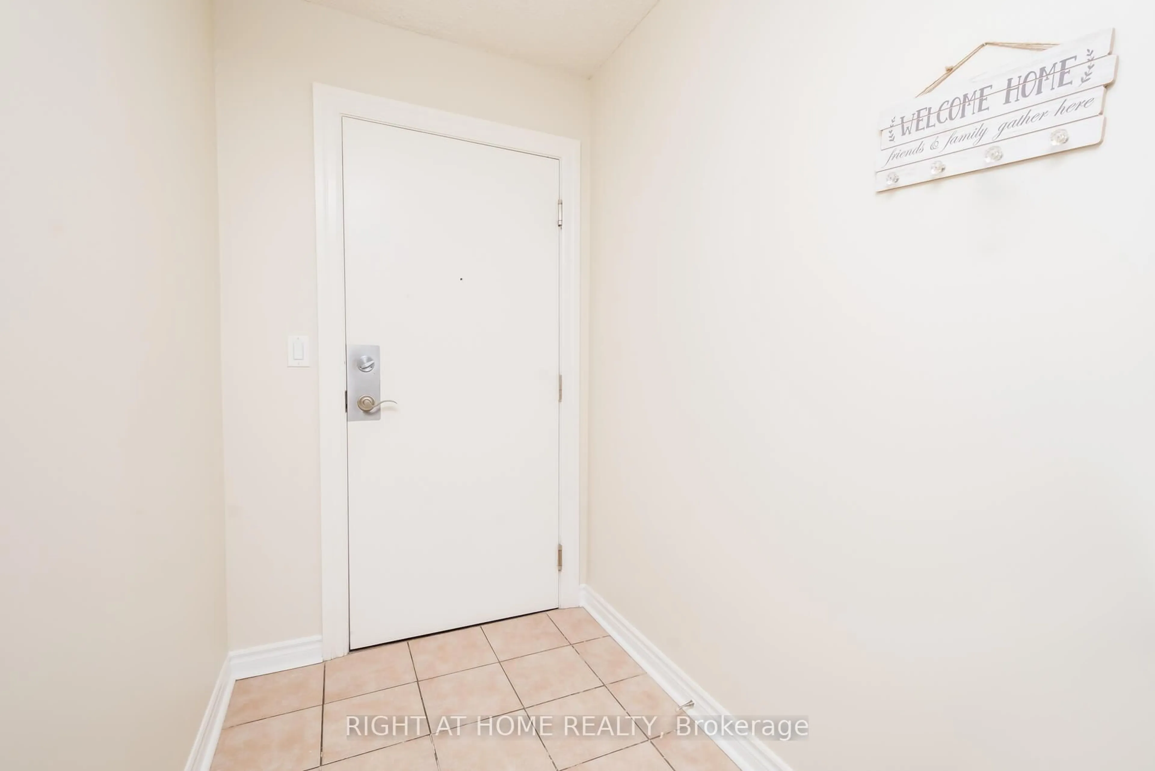 Indoor entryway for 2088 Lawrence Ave #202, Toronto Ontario M9N 3Z9