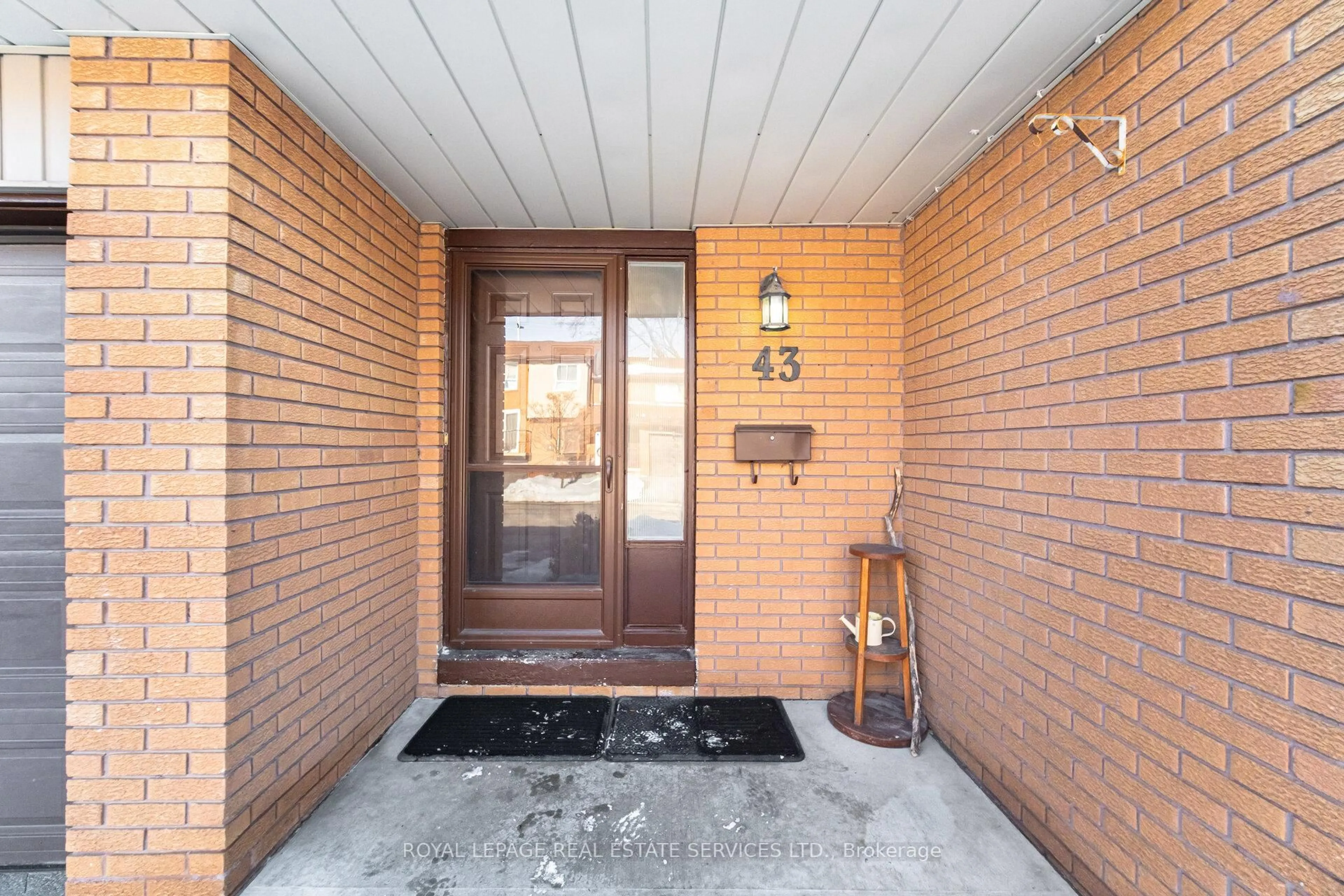 Indoor entryway for 725 Vermouth Ave #43, Mississauga Ontario L5A 3X5