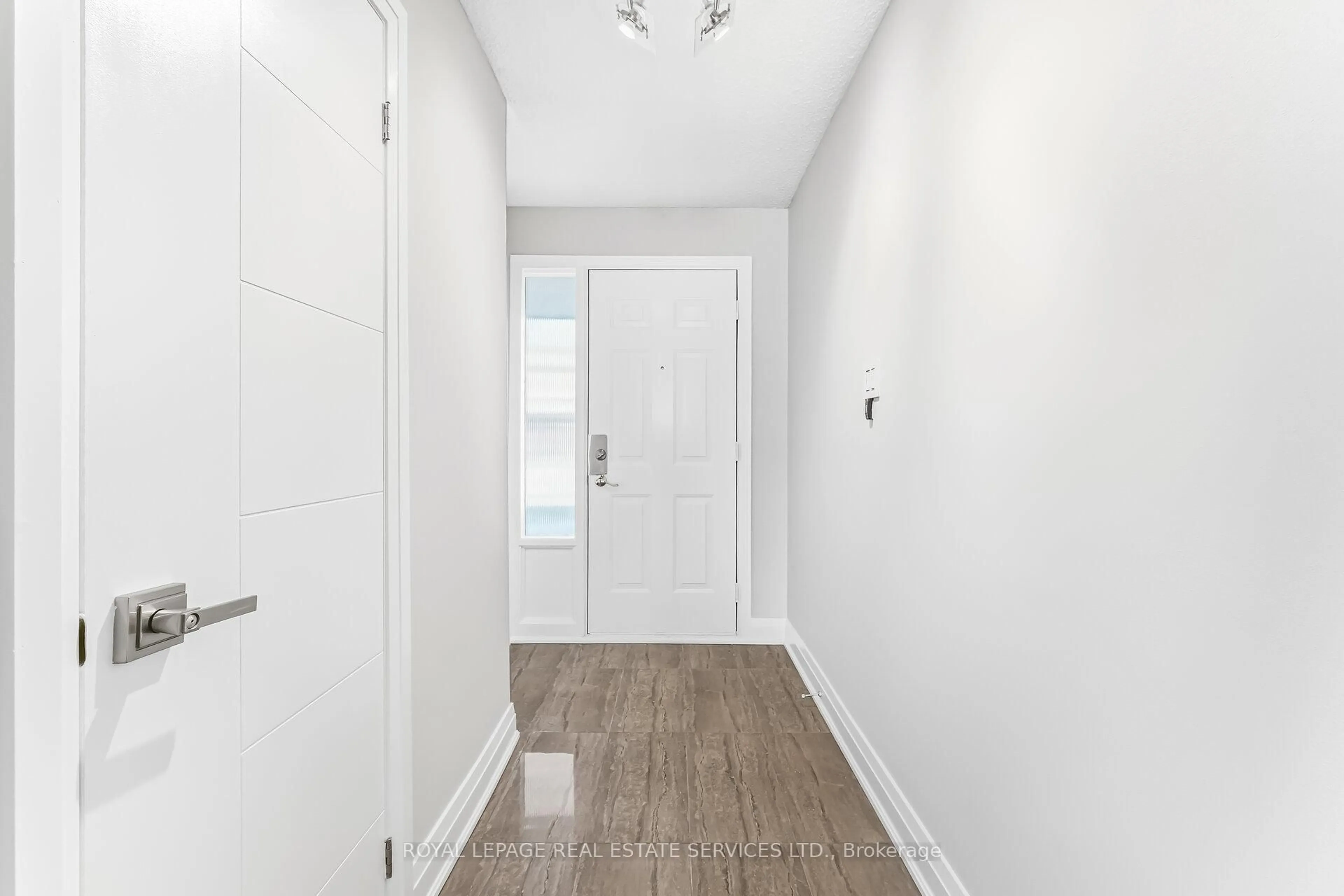 Indoor entryway for 725 Vermouth Ave #43, Mississauga Ontario L5A 3X5
