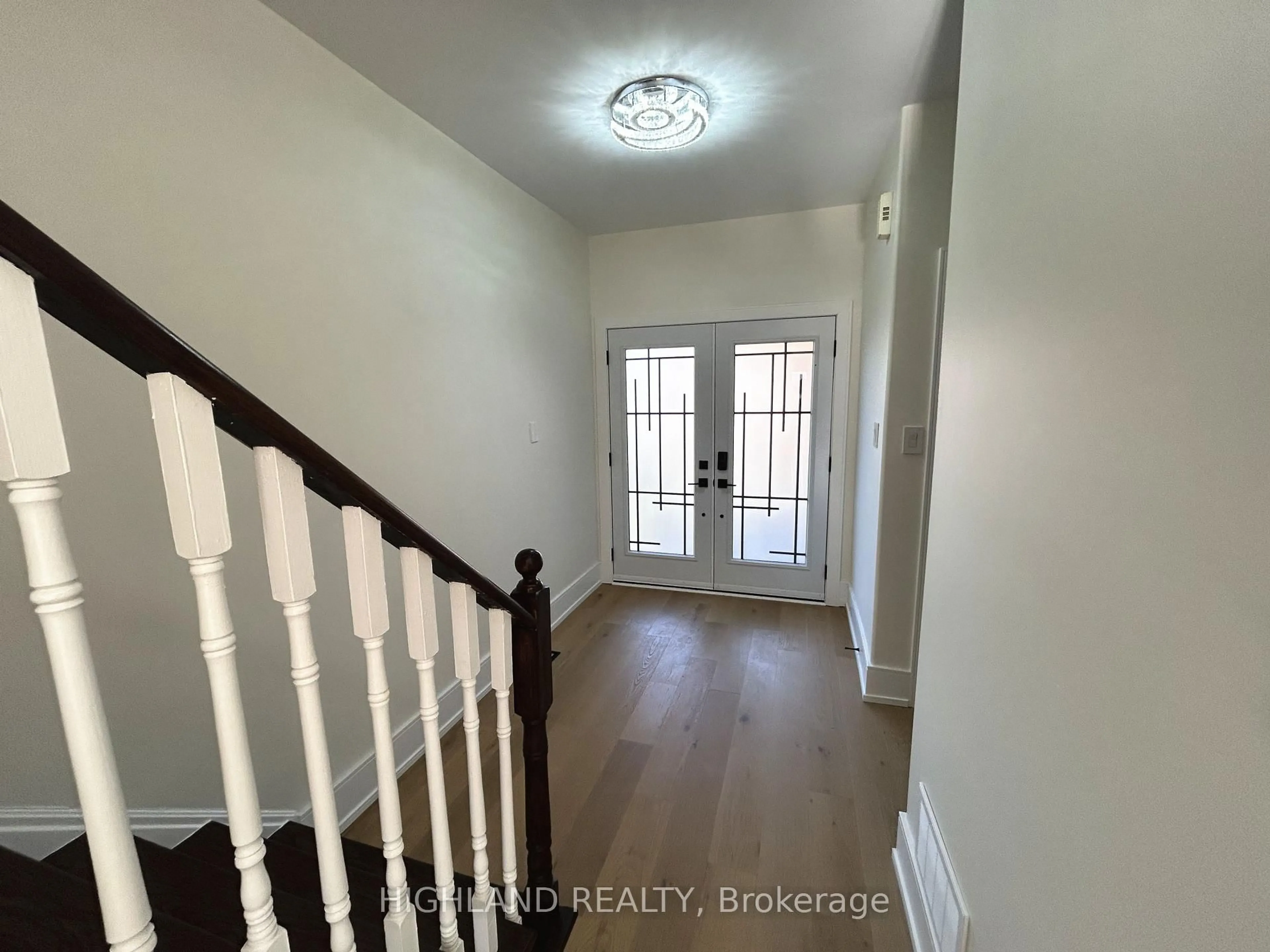 Indoor entryway for 916 Golden Farmer Way, Mississauga Ontario L5W 1B4