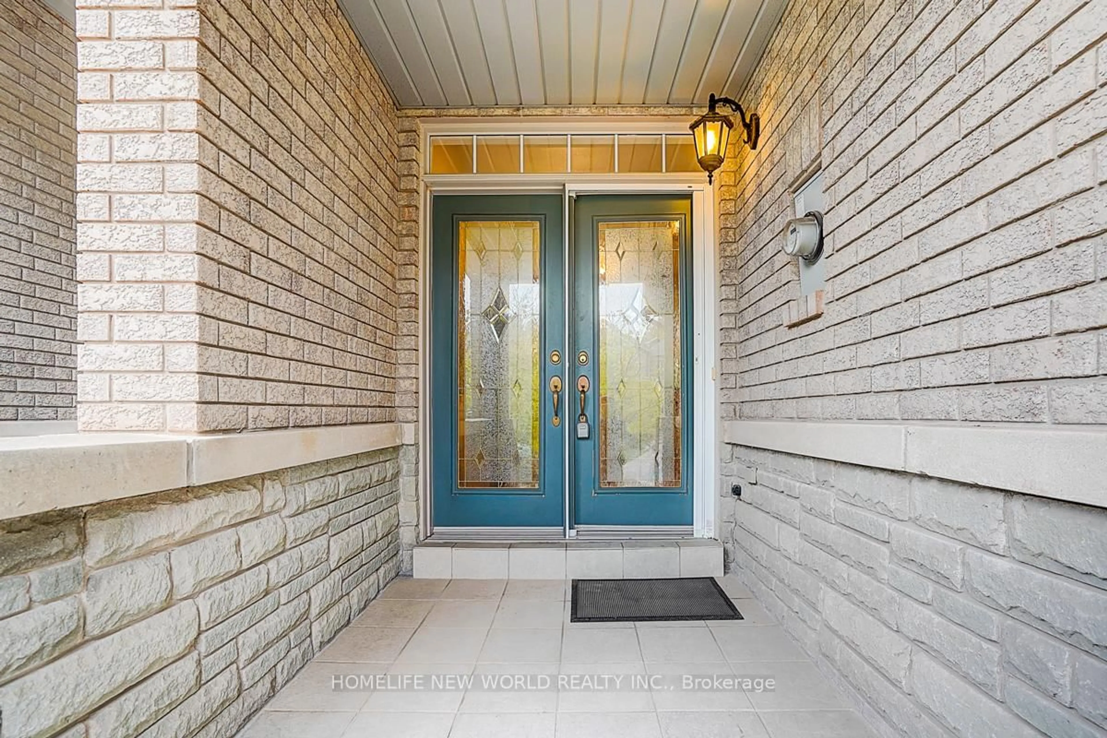 Indoor entryway for 2305 Woodfield Rd, Oakville Ontario L6H 6Y7