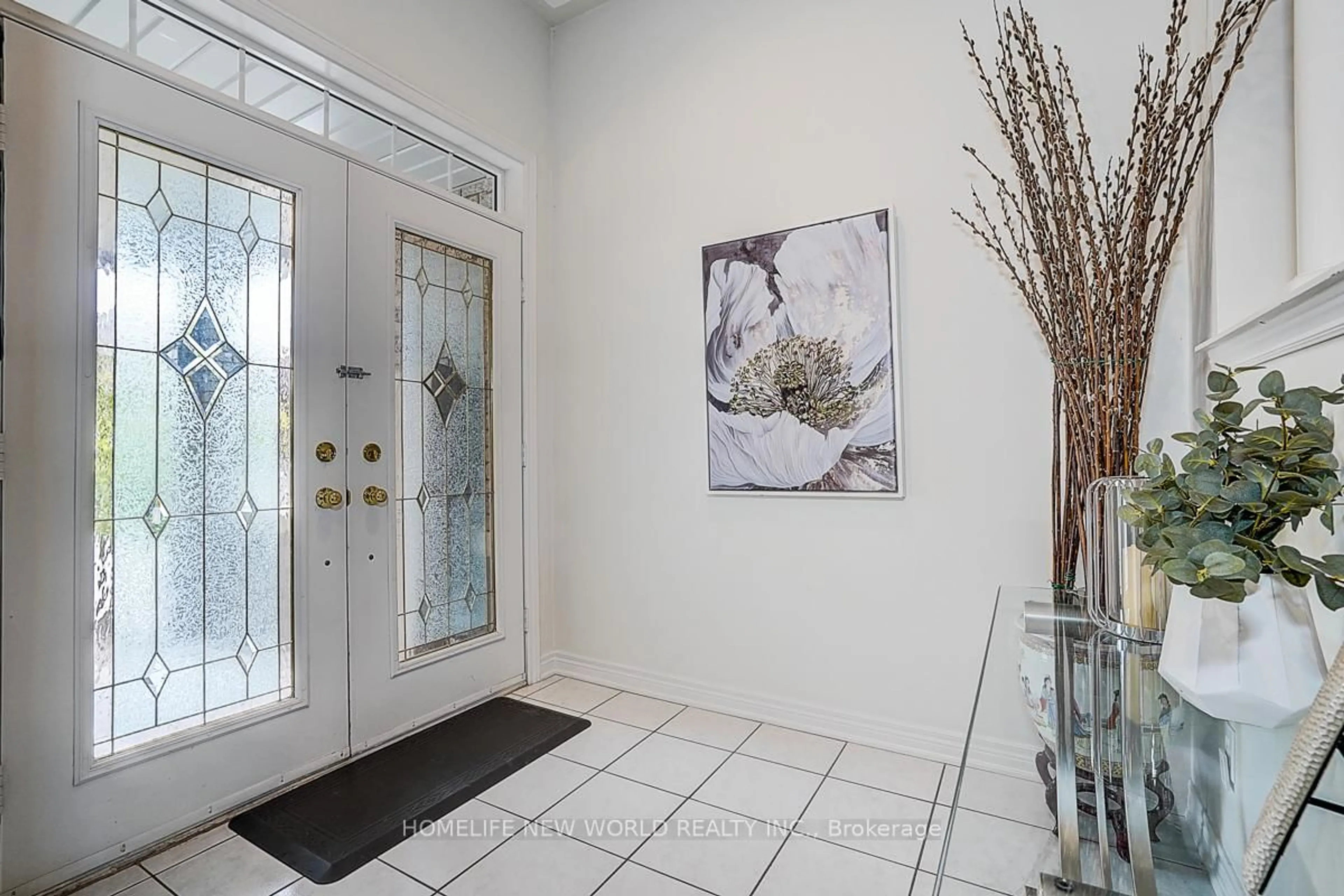 Indoor foyer for 2305 Woodfield Rd, Oakville Ontario L6H 6Y7
