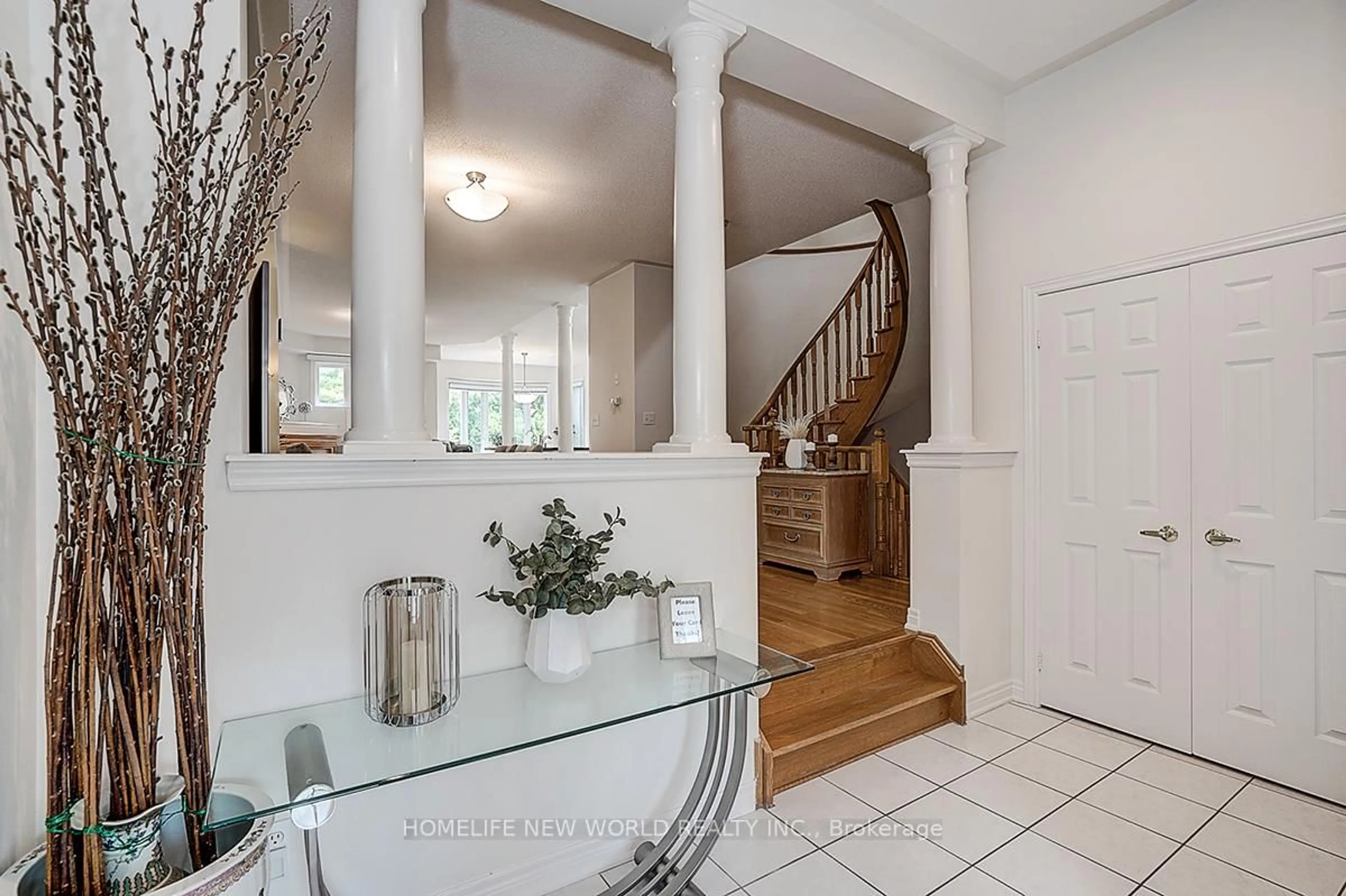 Indoor entryway for 2305 Woodfield Rd, Oakville Ontario L6H 6Y7