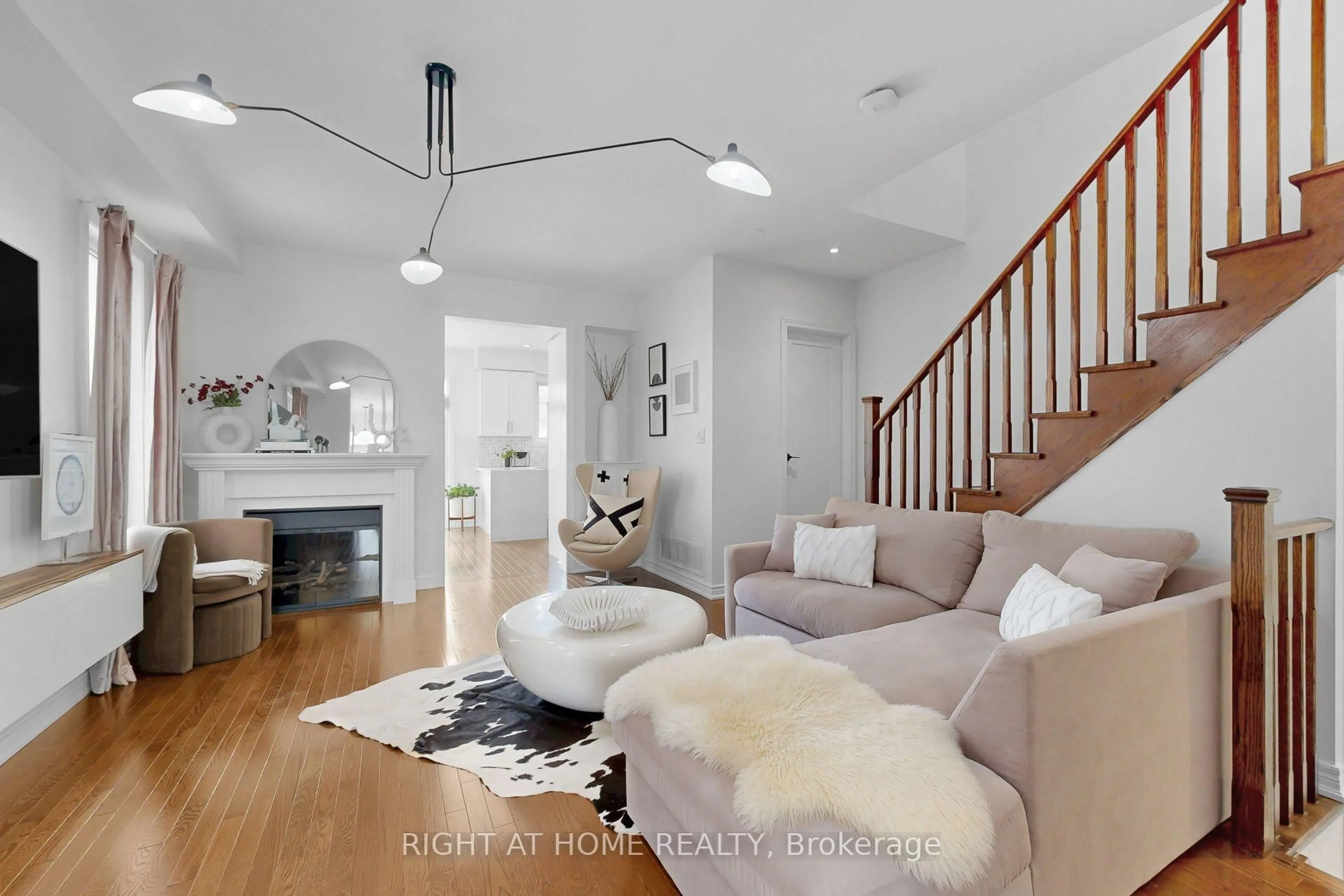 Living room with furniture, unknown for 5609 Fudge Terr, Mississauga Ontario L5M 0N2