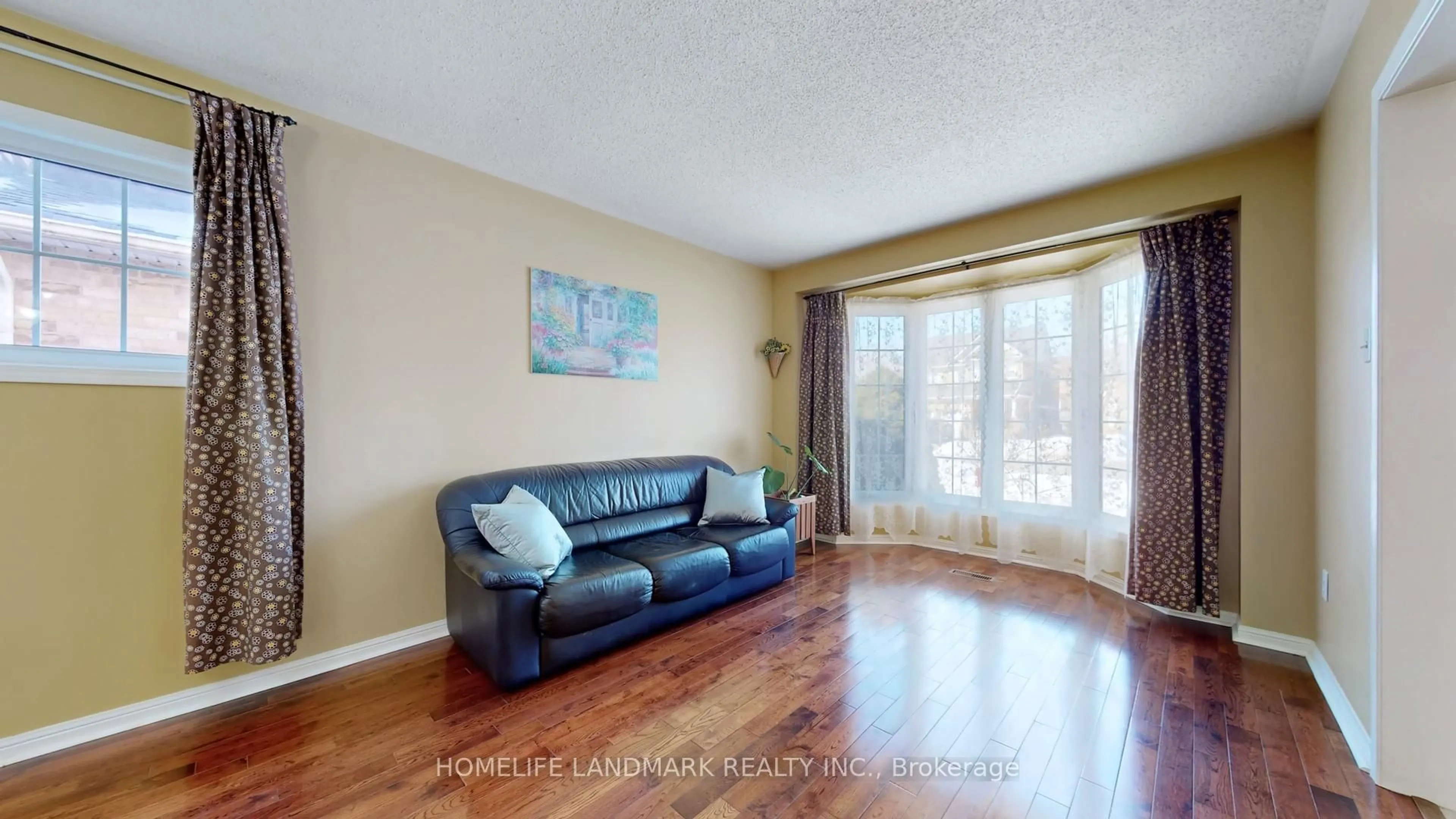 Living room with furniture, wood/laminate floor for 5919 Osprey Blvd, Mississauga Ontario L5N 8J7