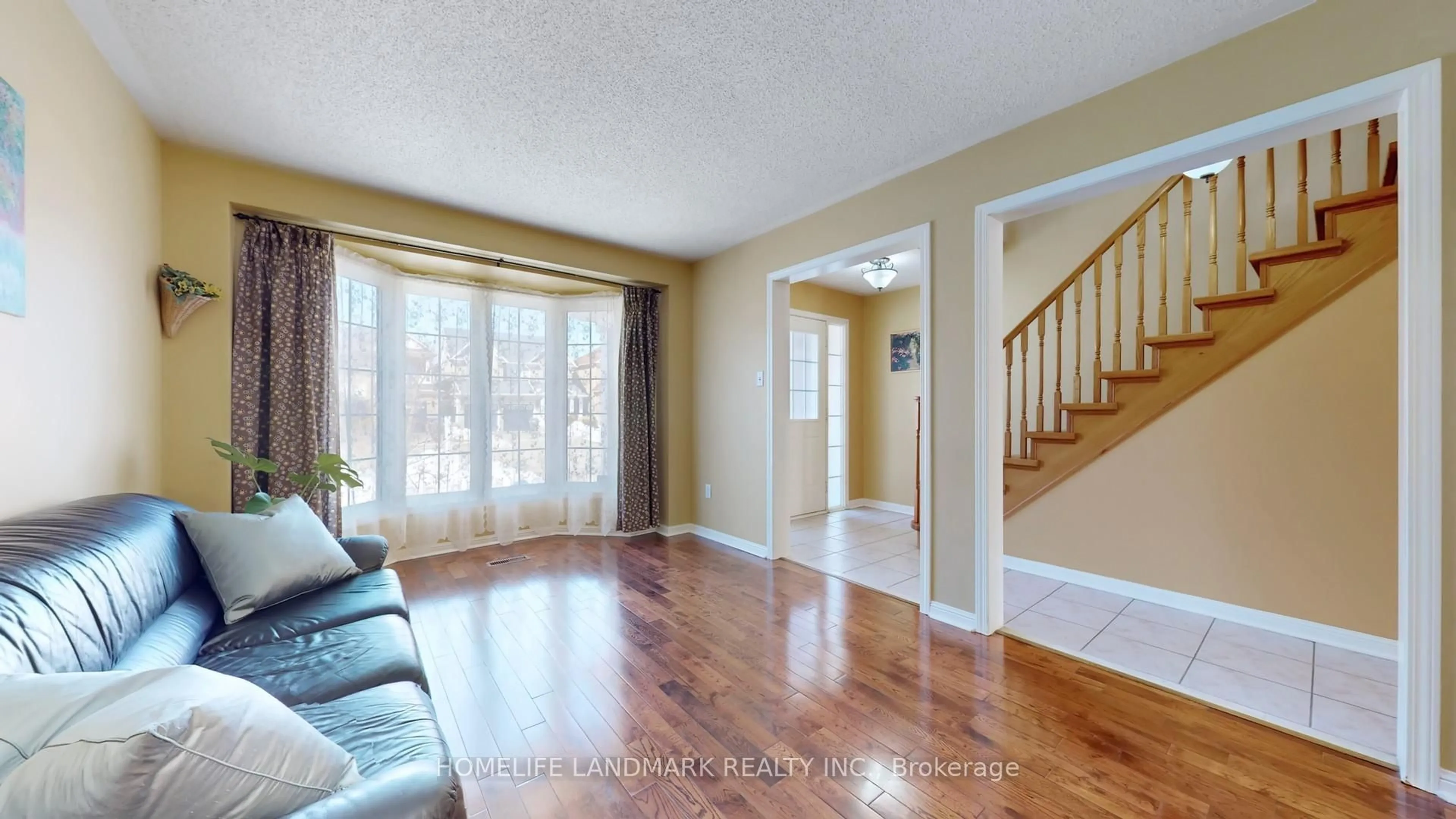 Living room with furniture, unknown for 5919 Osprey Blvd, Mississauga Ontario L5N 8J7