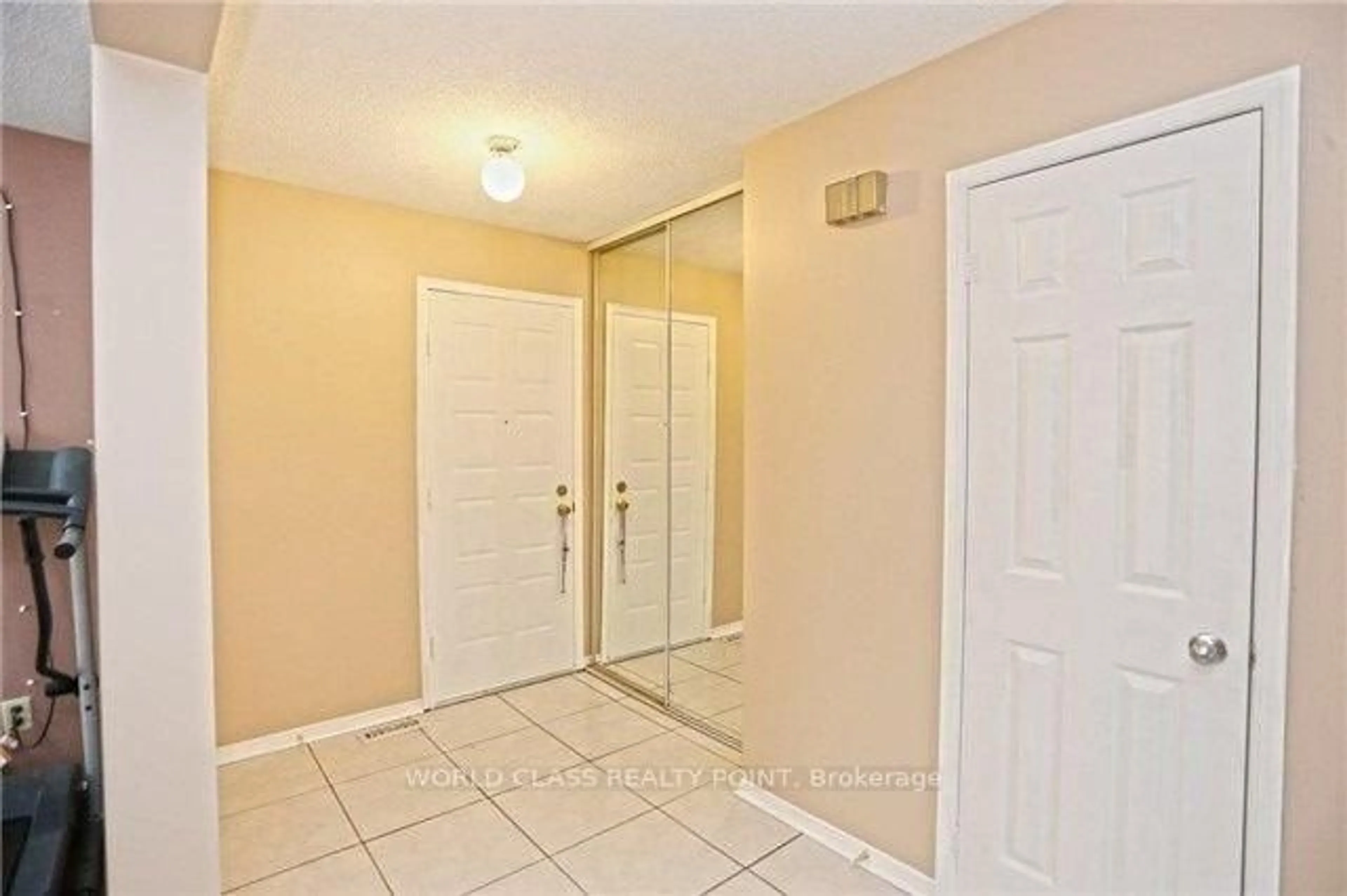 Indoor entryway for 1527 Evenside Cres, Mississauga Ontario L5M 3Y3