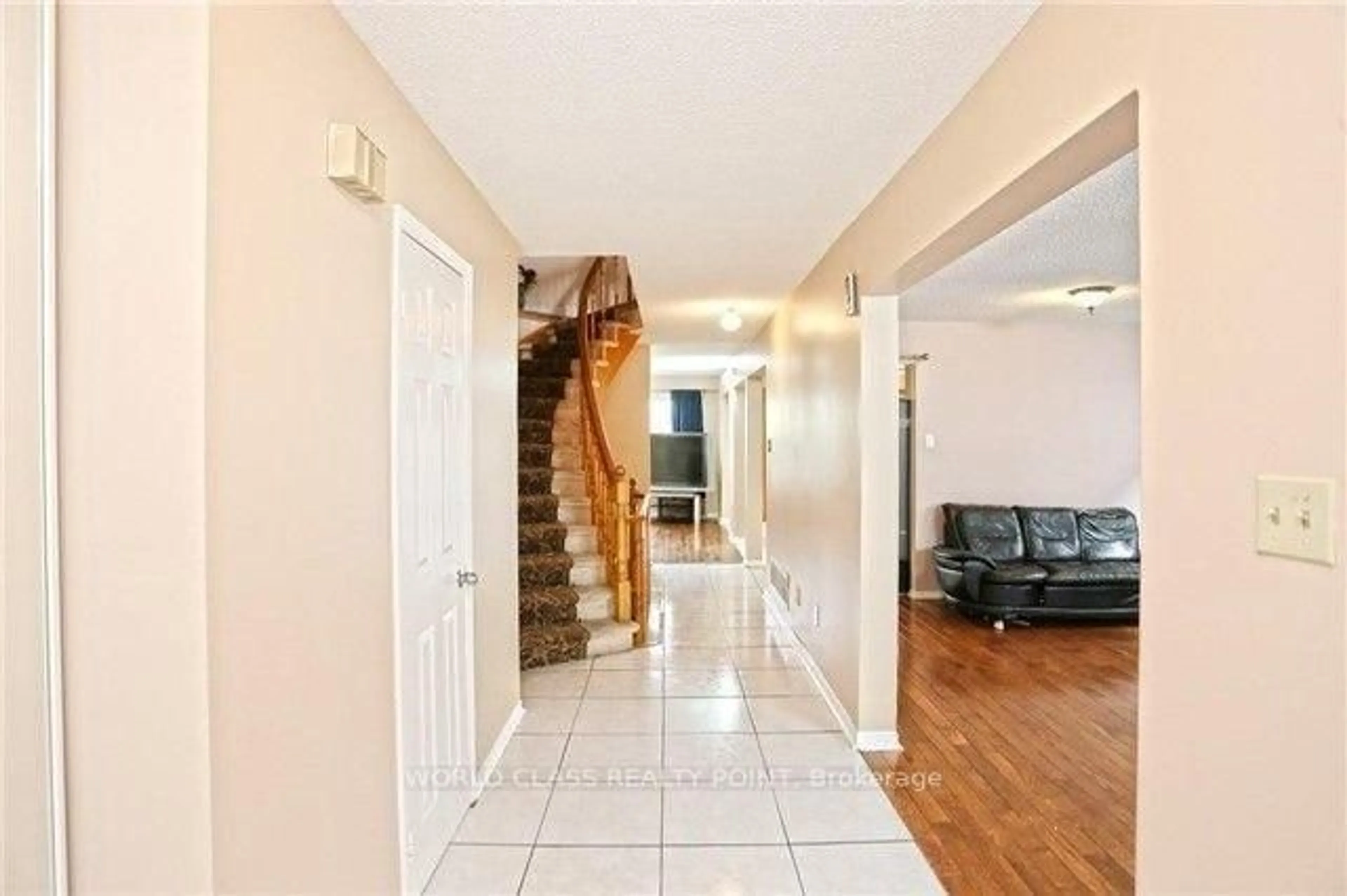 Indoor foyer for 1527 Evenside Cres, Mississauga Ontario L5M 3Y3