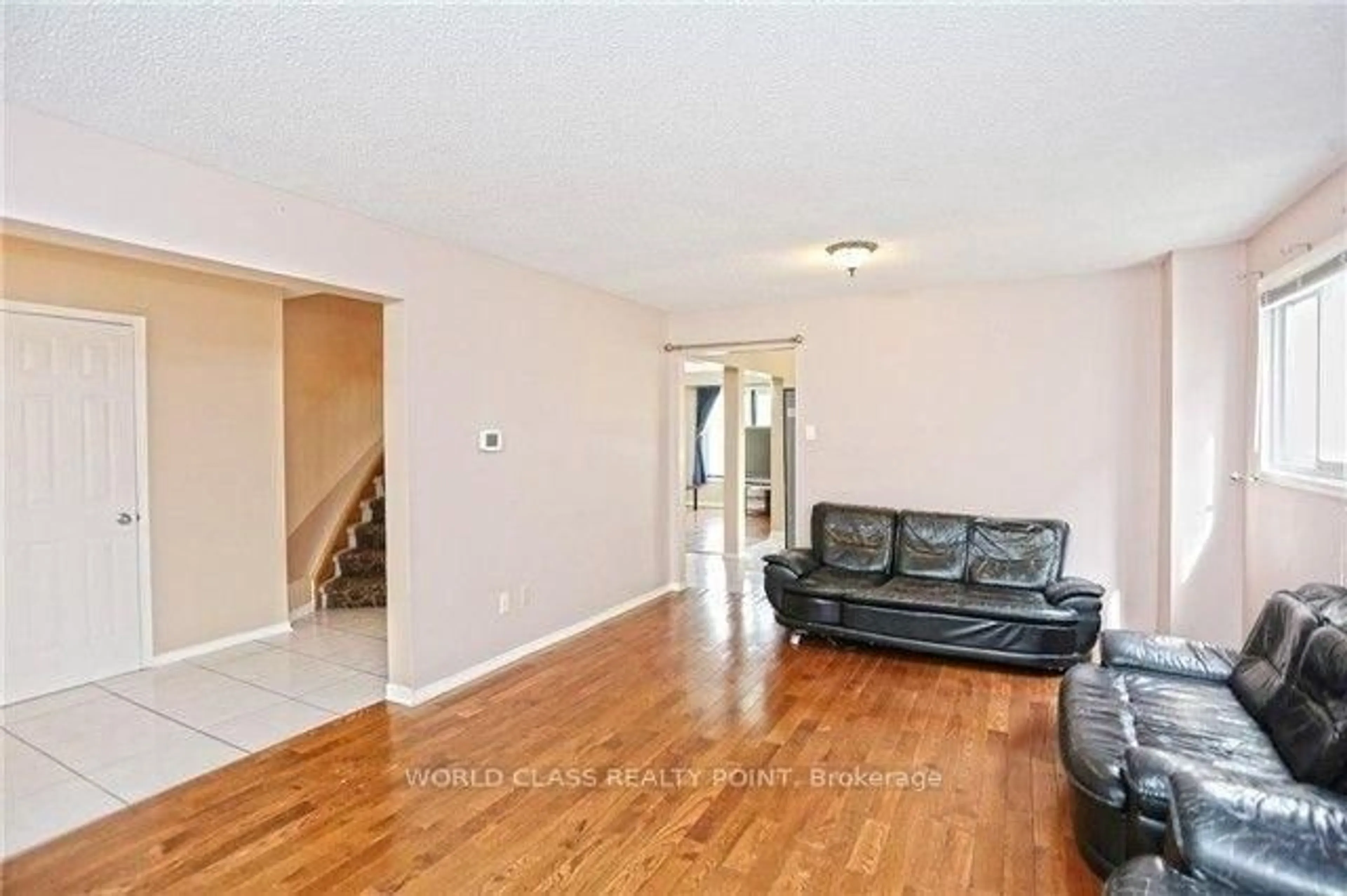 Living room with furniture, unknown for 1527 Evenside Cres, Mississauga Ontario L5M 3Y3