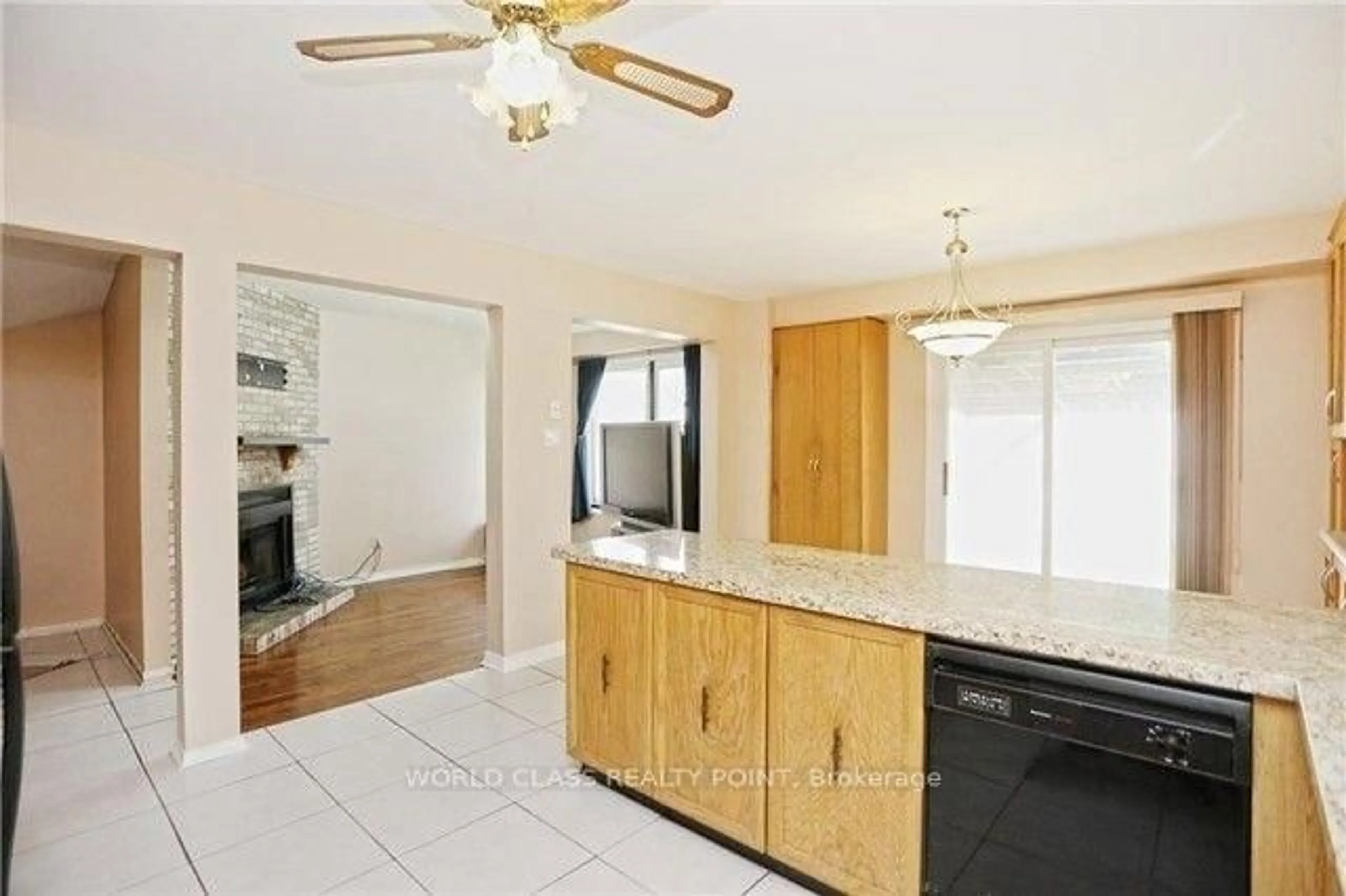 Open concept kitchen, ceramic/tile floor for 1527 Evenside Cres, Mississauga Ontario L5M 3Y3