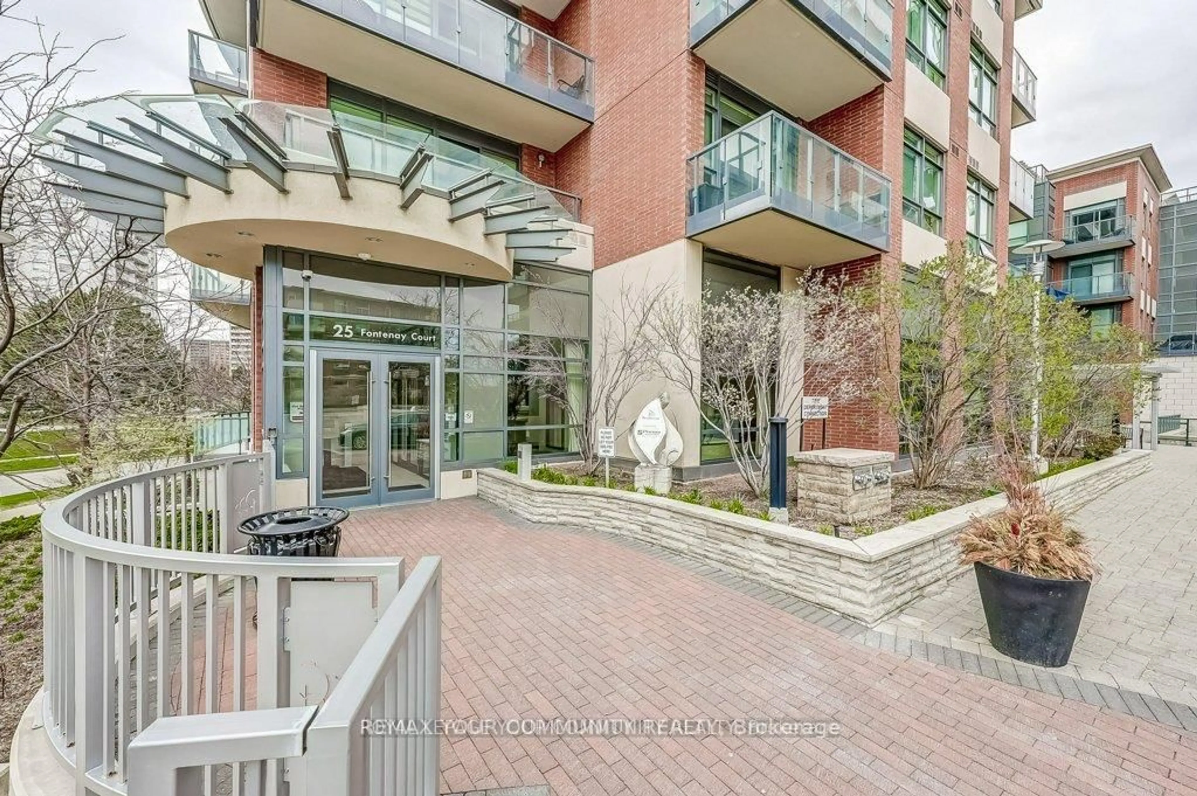 Indoor foyer for 25 Fontenay Crt #413, Toronto Ontario M9A 0C4
