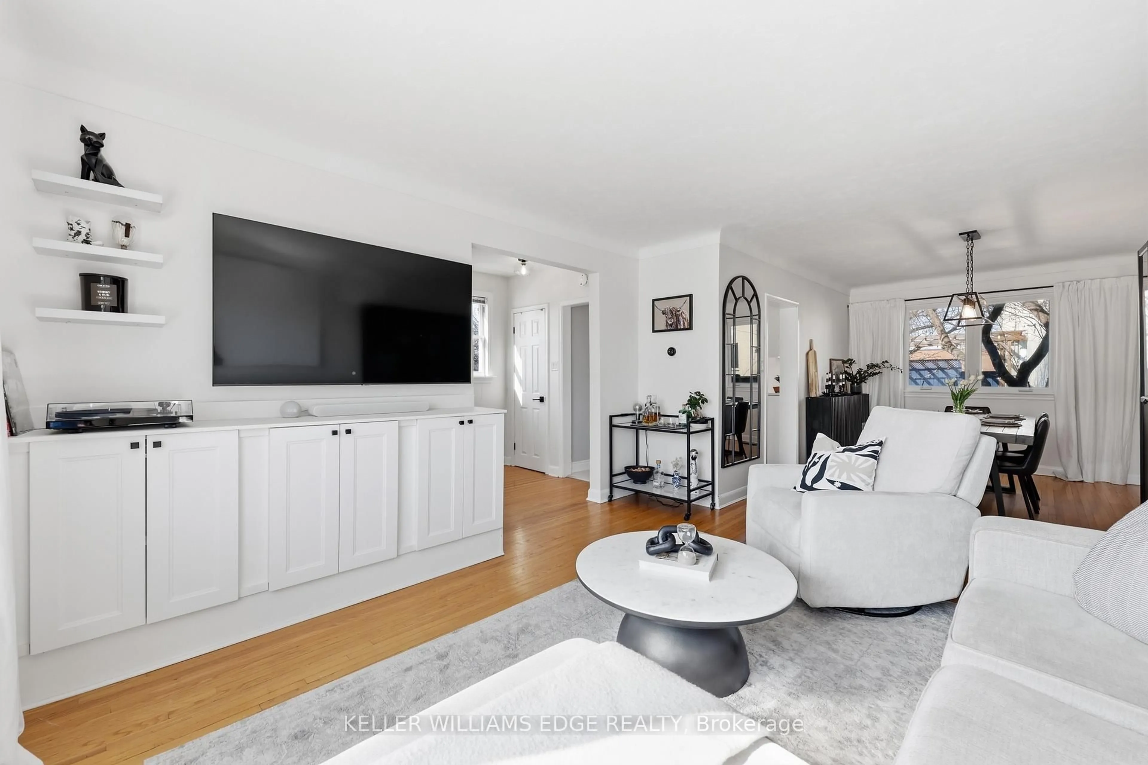 Living room with furniture, unknown for 4527 Bennett Rd, Burlington Ontario L7L 1Y5