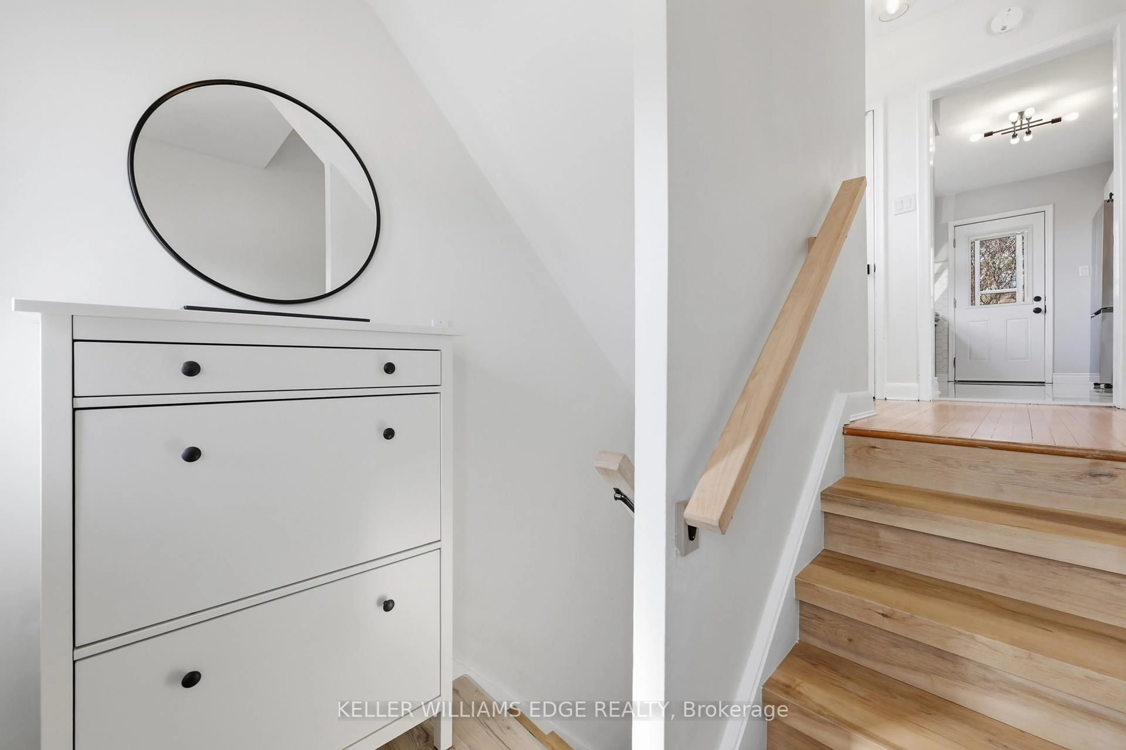 Indoor entryway for 4527 Bennett Rd, Burlington Ontario L7L 1Y5