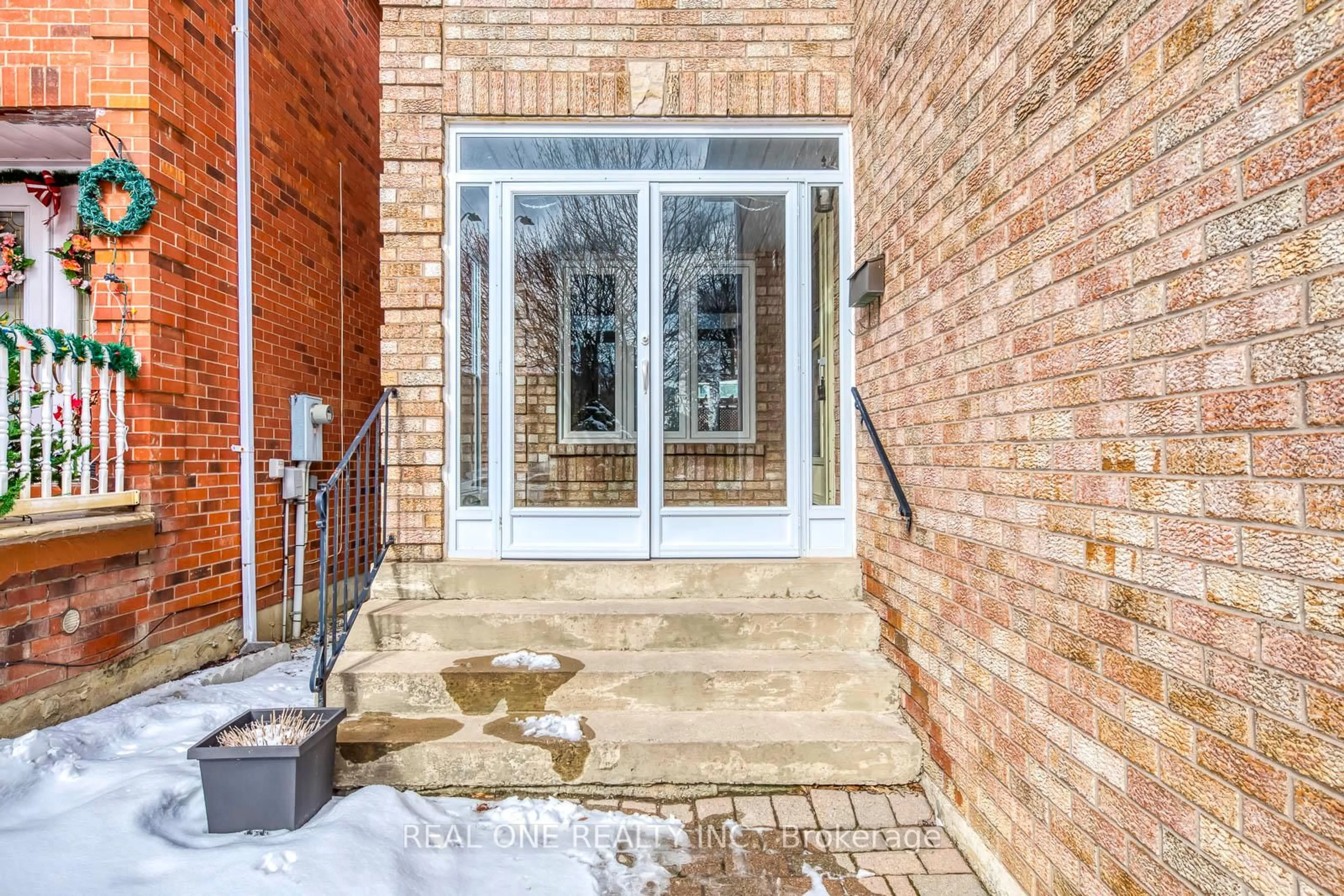 Indoor entryway for 3582 Italia Cres, Mississauga Ontario L5B 3T5