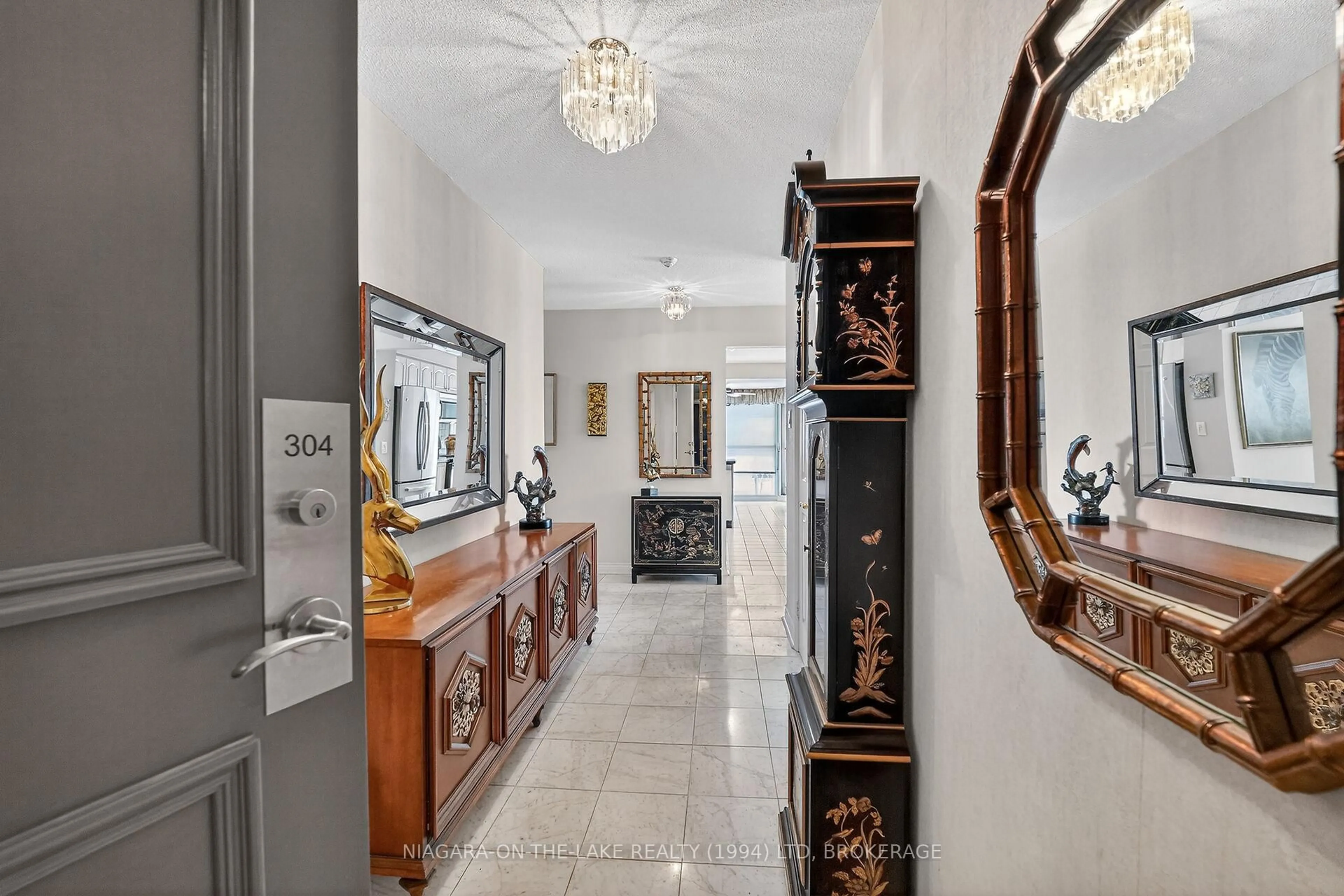 Indoor foyer for 2190 Lakeshore Rd #304, Burlington Ontario L7R 4K1