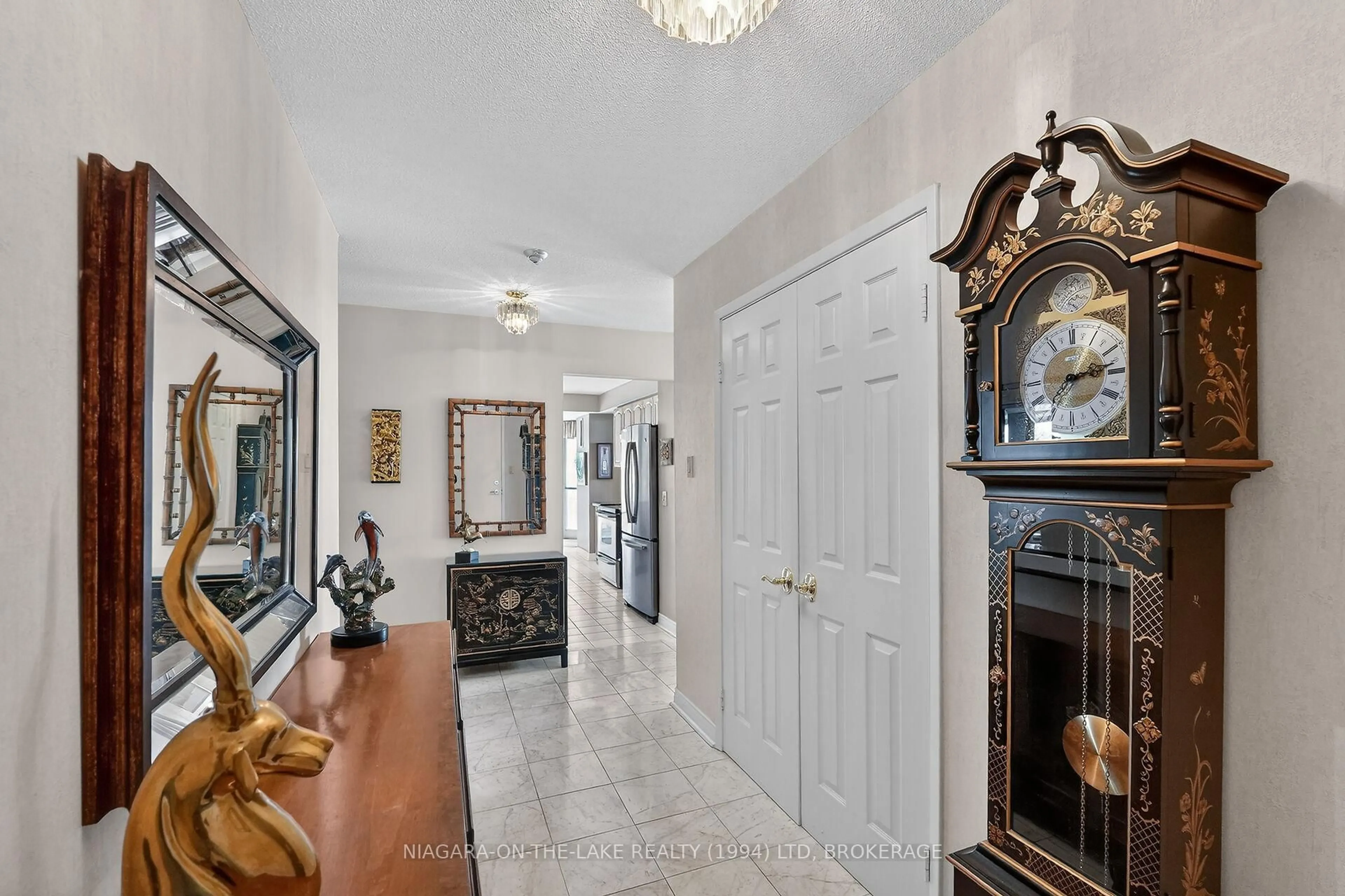 Indoor entryway for 2190 Lakeshore Rd #304, Burlington Ontario L7R 4K1