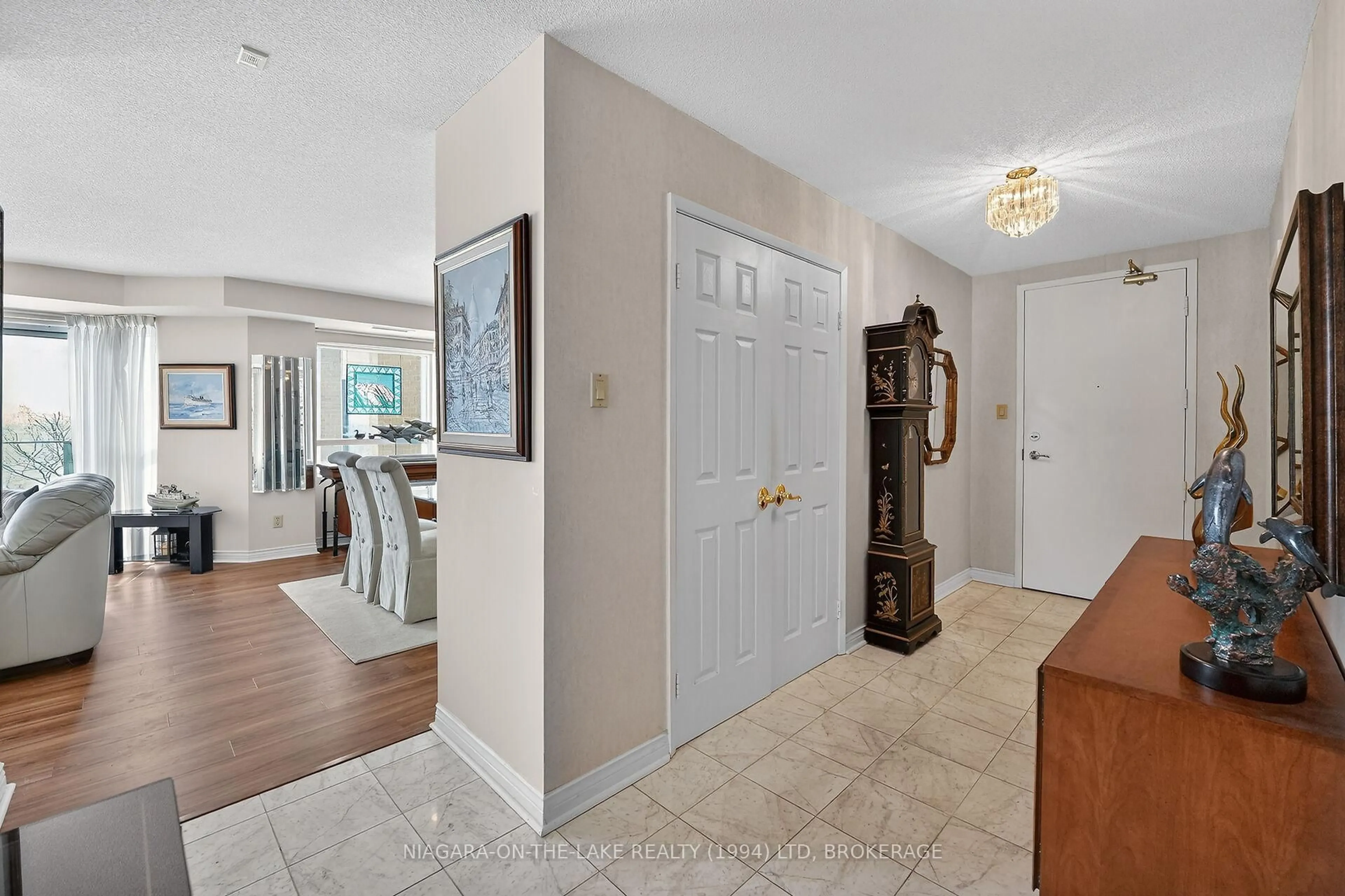 Indoor entryway for 2190 Lakeshore Rd #304, Burlington Ontario L7R 4K1