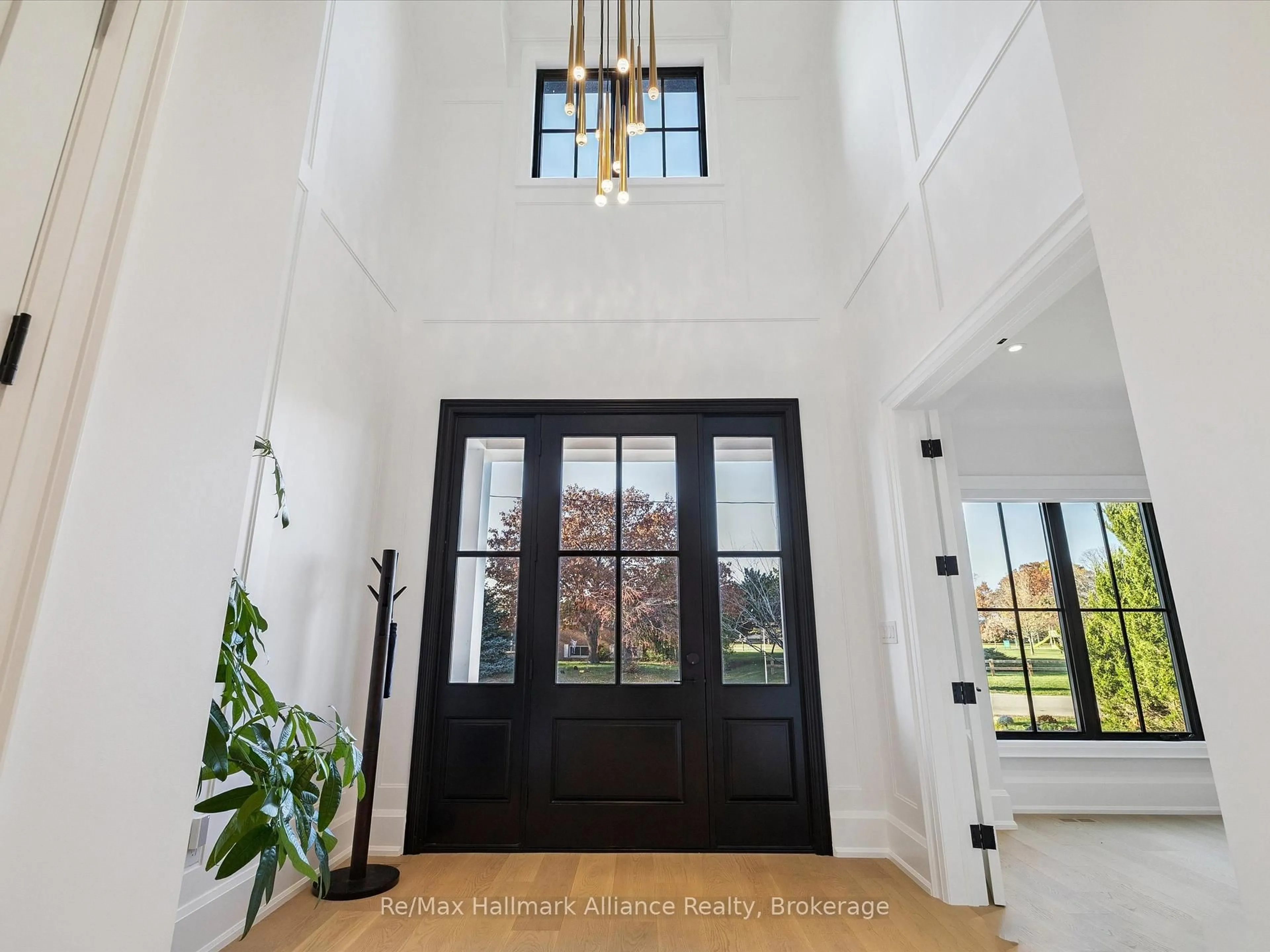 Indoor entryway for 2074 Seabrook Dr, Oakville Ontario L6L 2T9