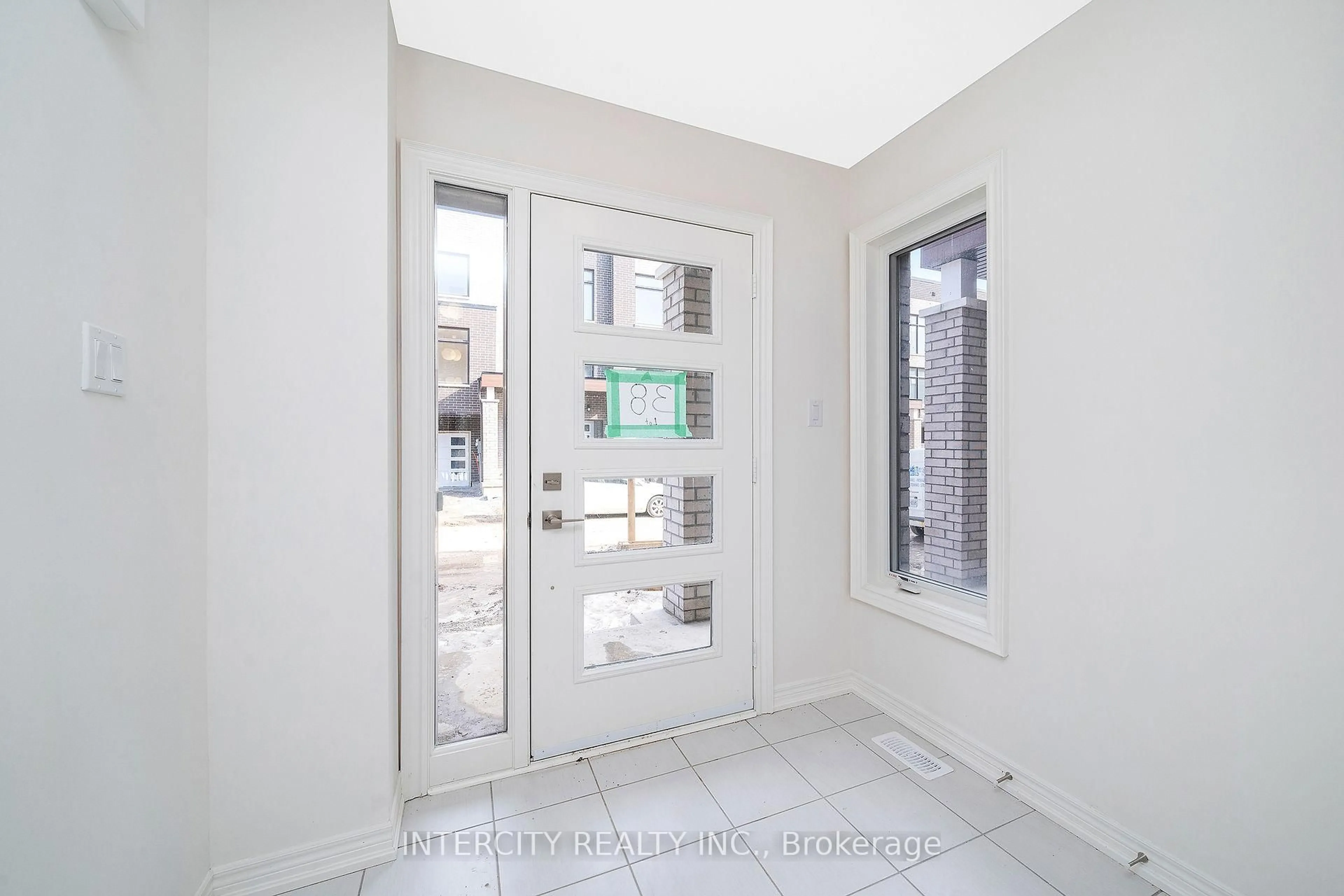 Indoor entryway for 12 Queenpost Dr, Brampton Ontario L6Y 6L2