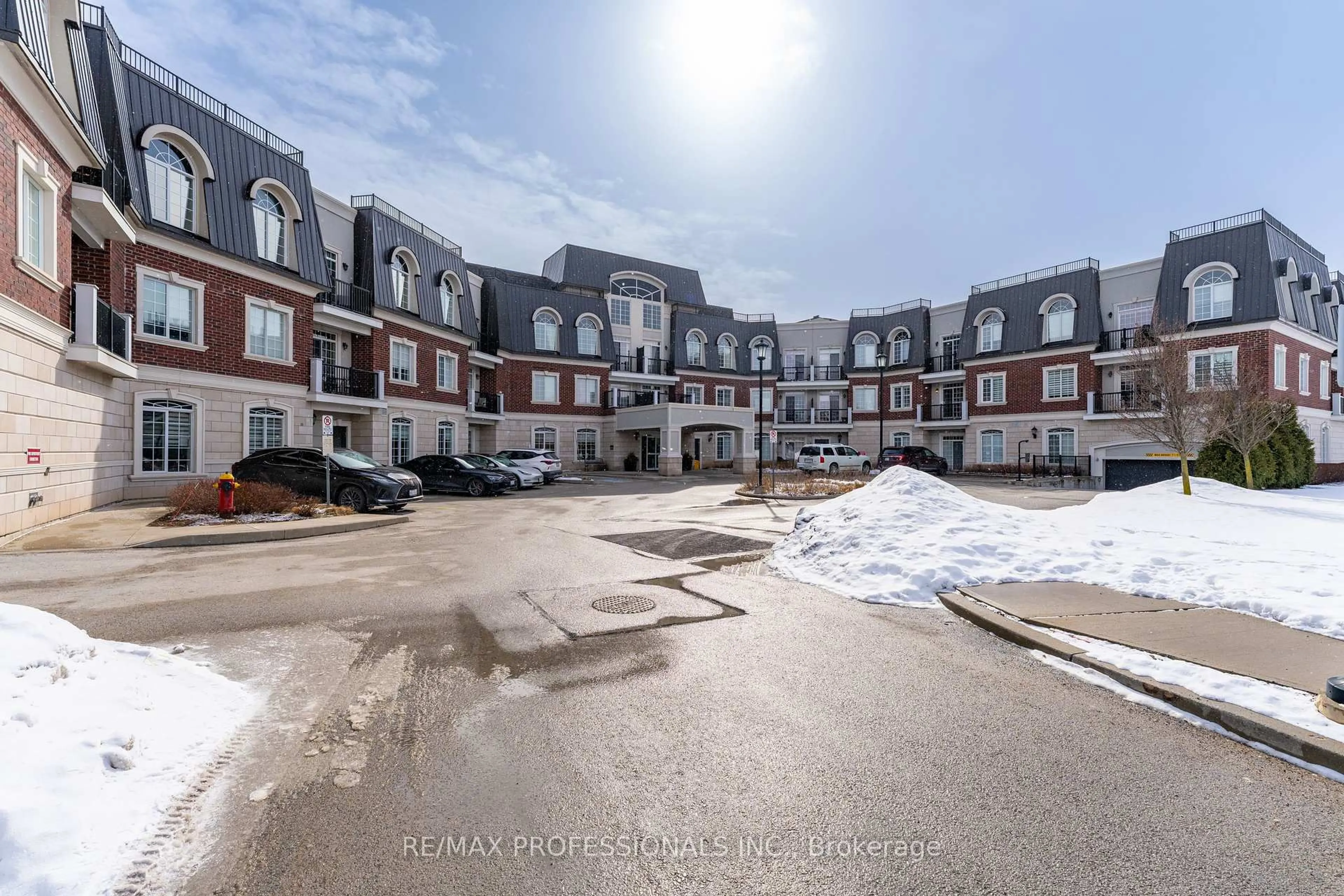 A pic from outside/outdoor area/front of a property/back of a property/a pic from drone, unknown for 2300 Upper Middle Rd #228, Oakville Ontario L6M 0T4