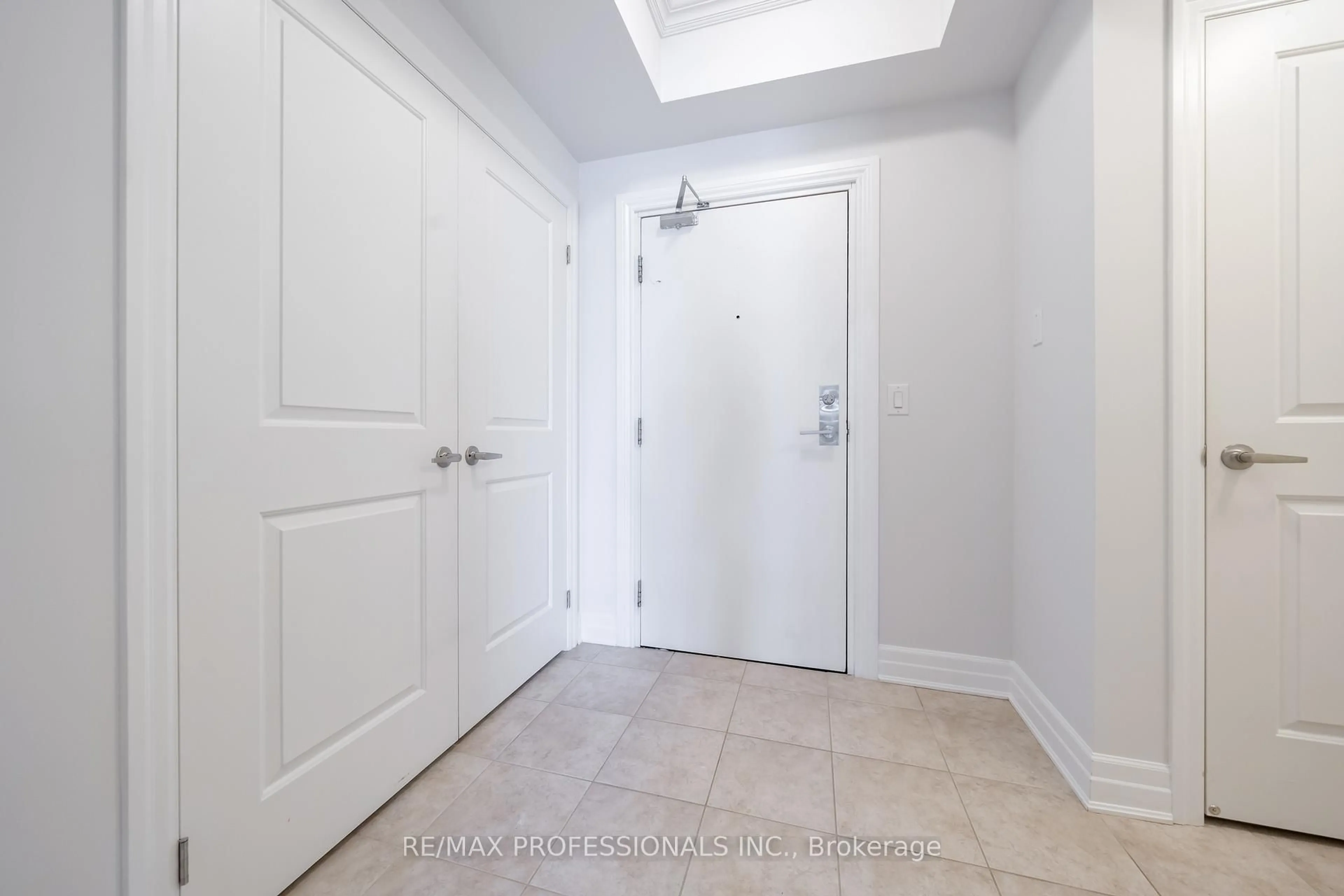 Indoor entryway for 2300 Upper Middle Rd #228, Oakville Ontario L6M 0T4