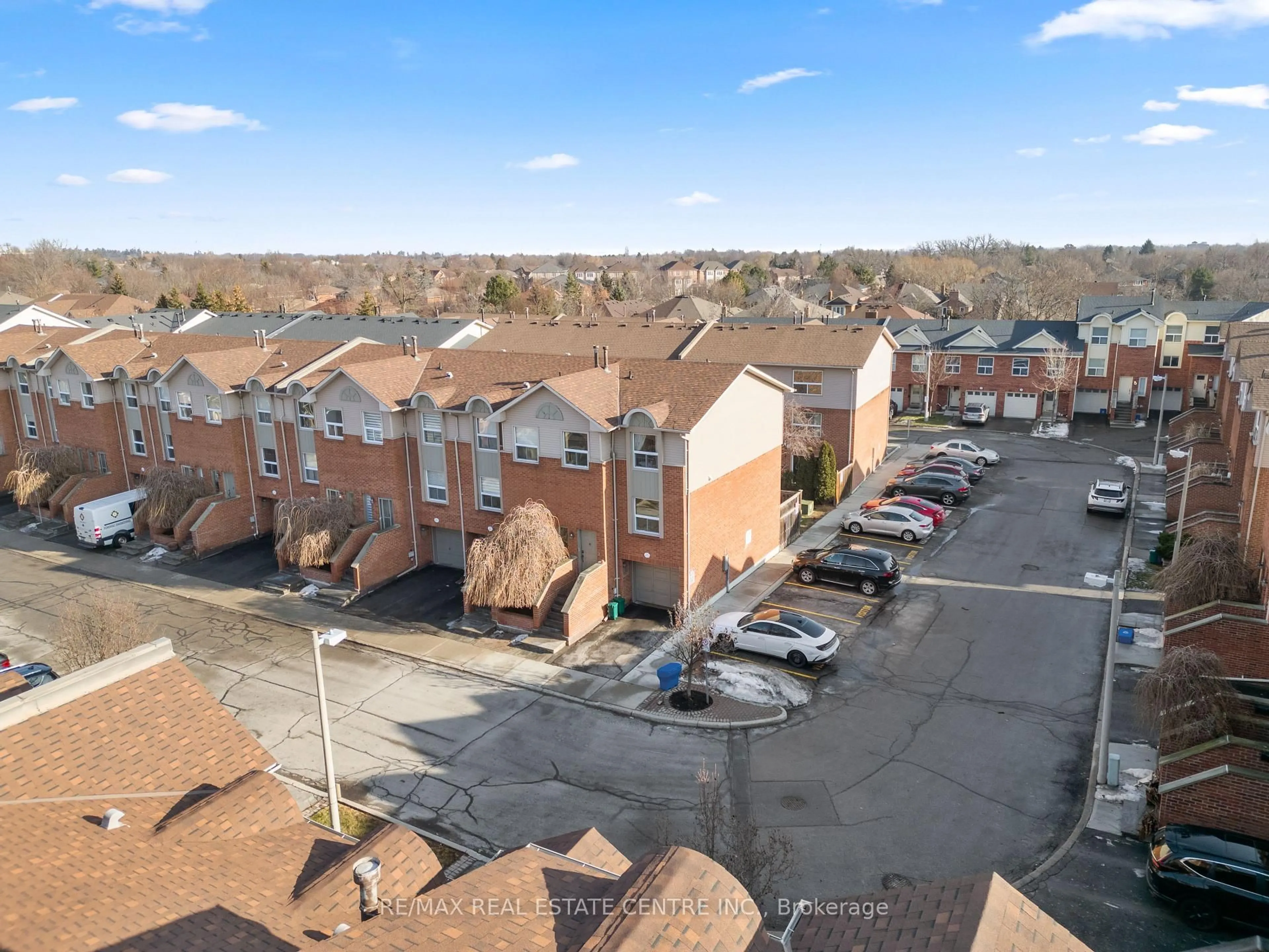 A pic from outside/outdoor area/front of a property/back of a property/a pic from drone, unknown for 1570 Reeves Gate #10, Oakville Ontario L6M 3J3