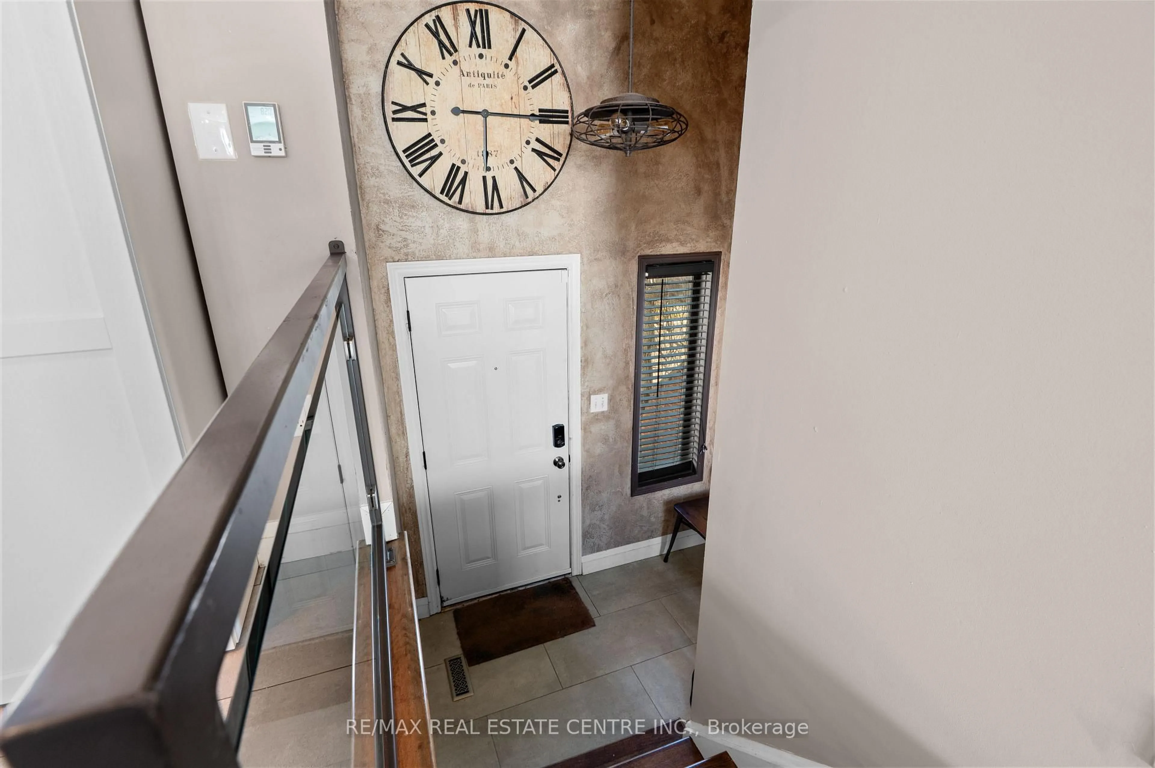 Indoor foyer for 1570 Reeves Gate #10, Oakville Ontario L6M 3J3