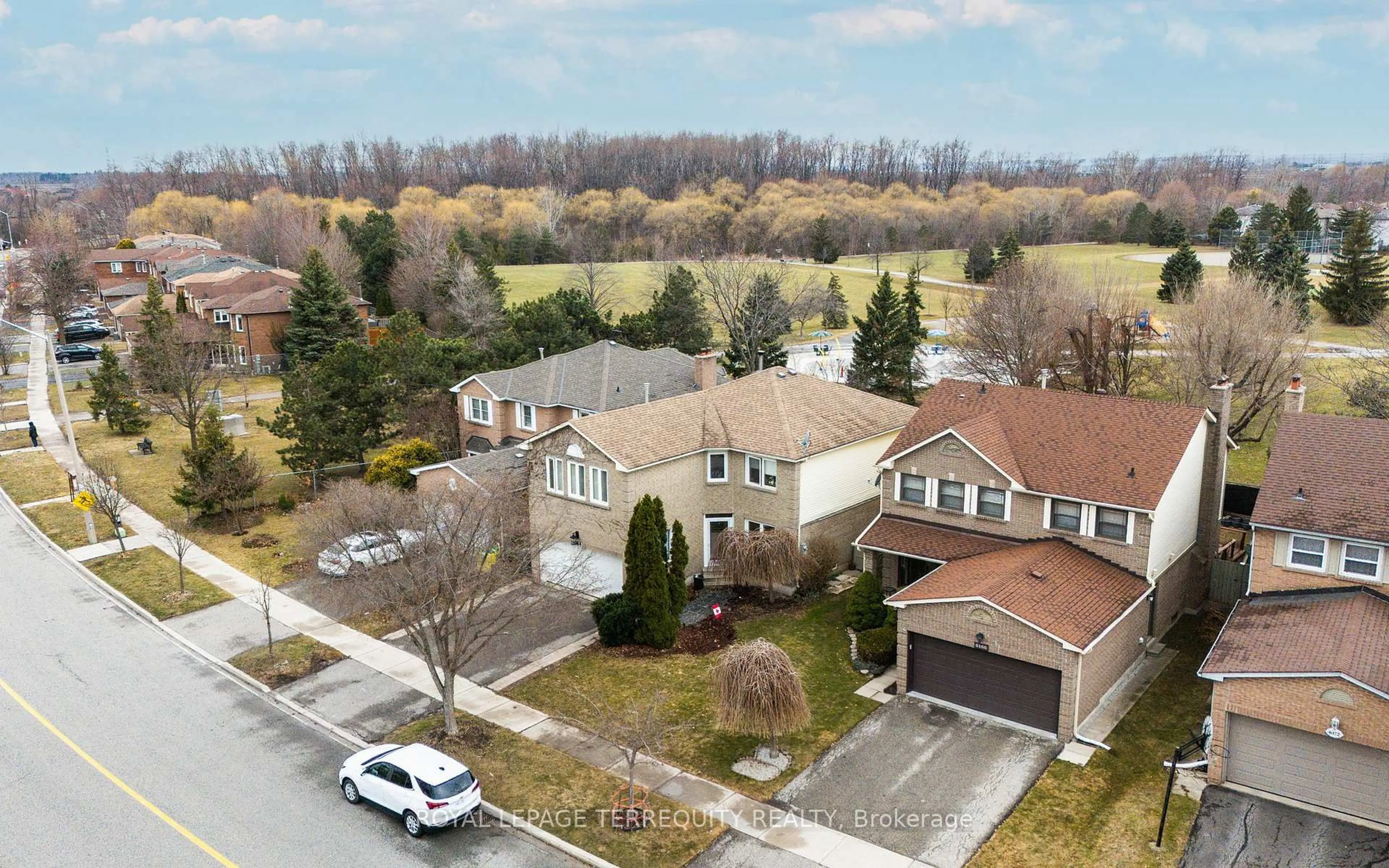 A pic from outside/outdoor area/front of a property/back of a property/a pic from drone, street for 6164 Osprey Blvd, Mississauga Ontario L5N 5W5