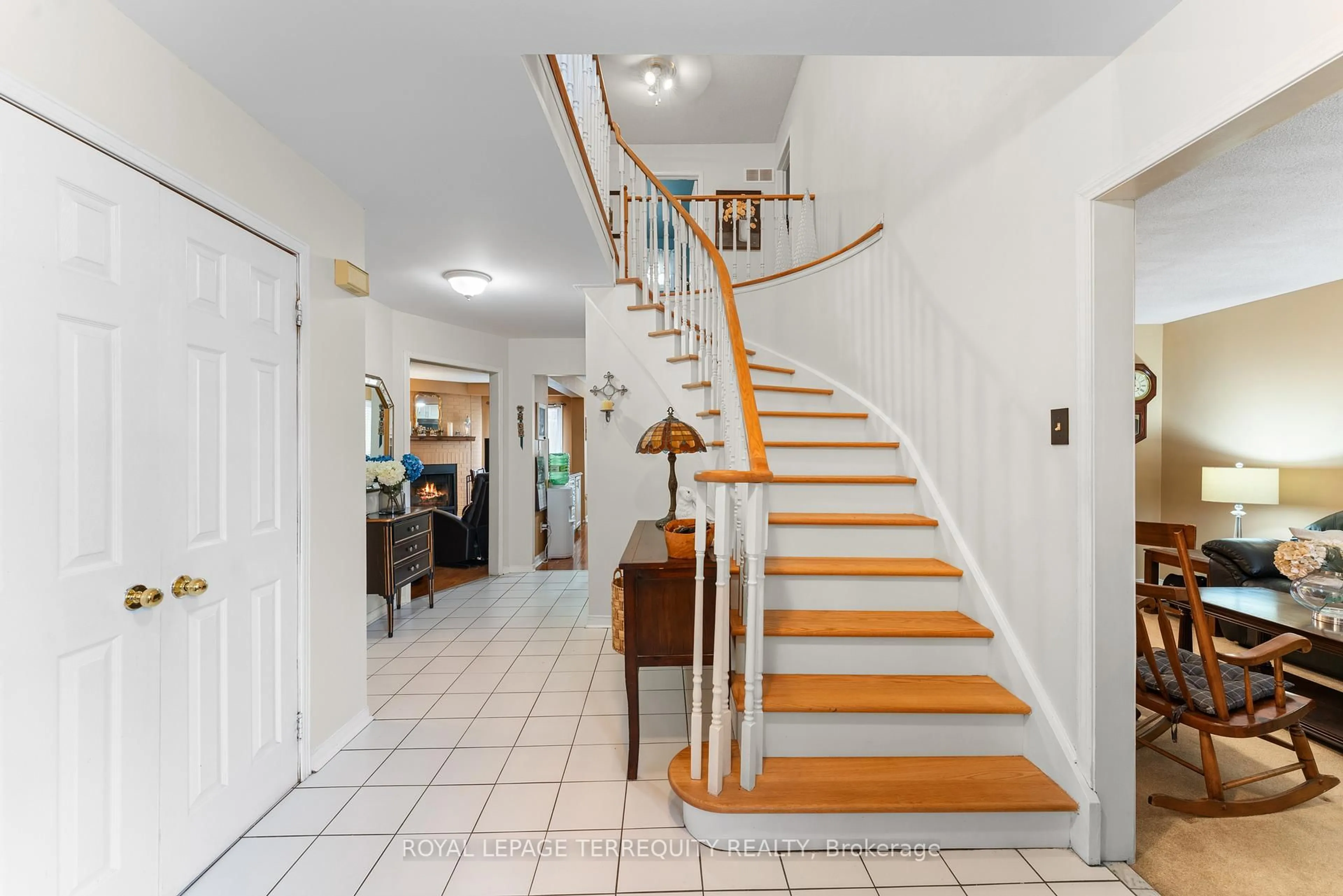 Indoor foyer for 6164 Osprey Blvd, Mississauga Ontario L5N 5W5