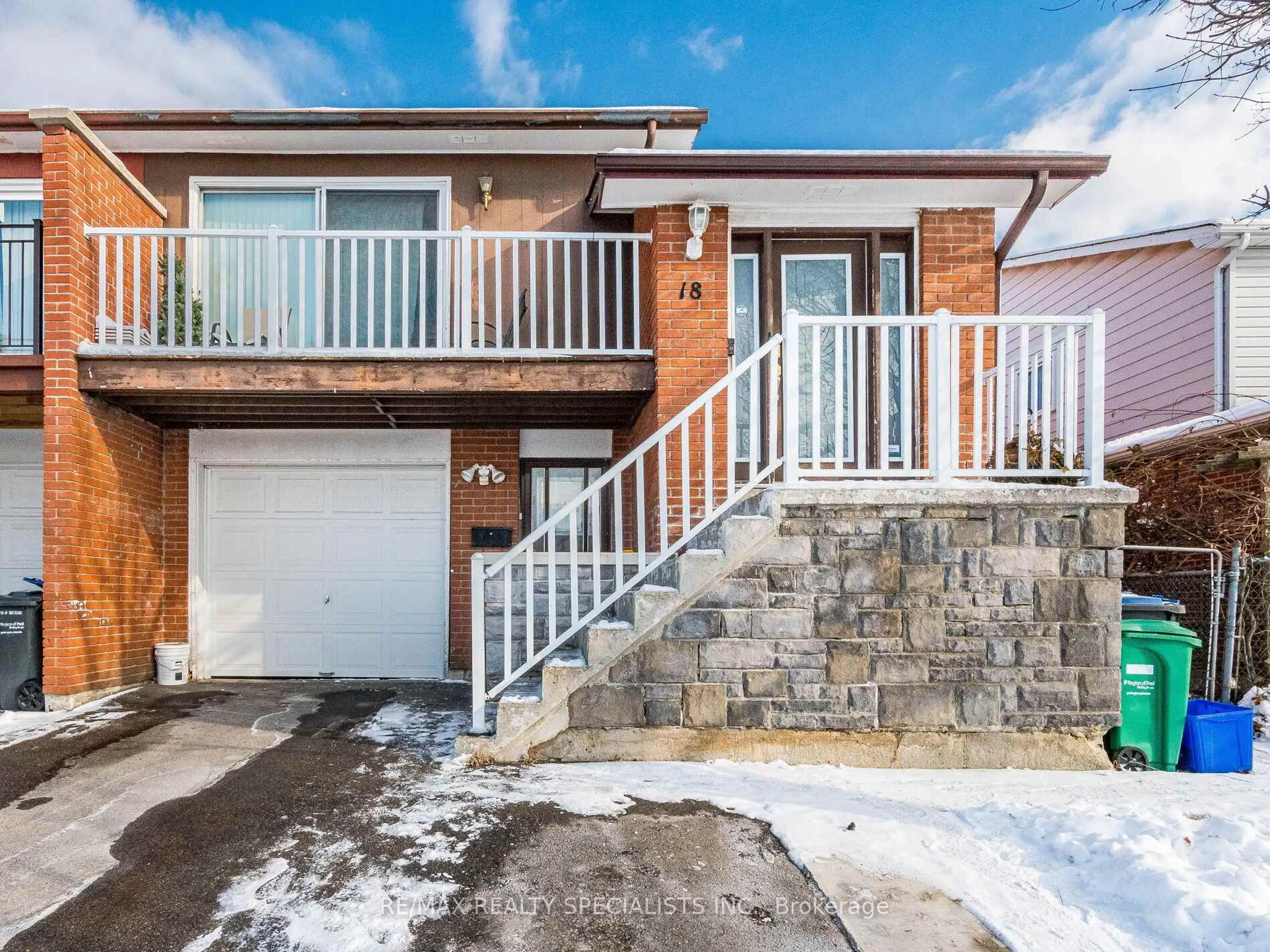 Home with brick exterior material, street for 18 Ashford Crt, Brampton Ontario L6V 2Z1
