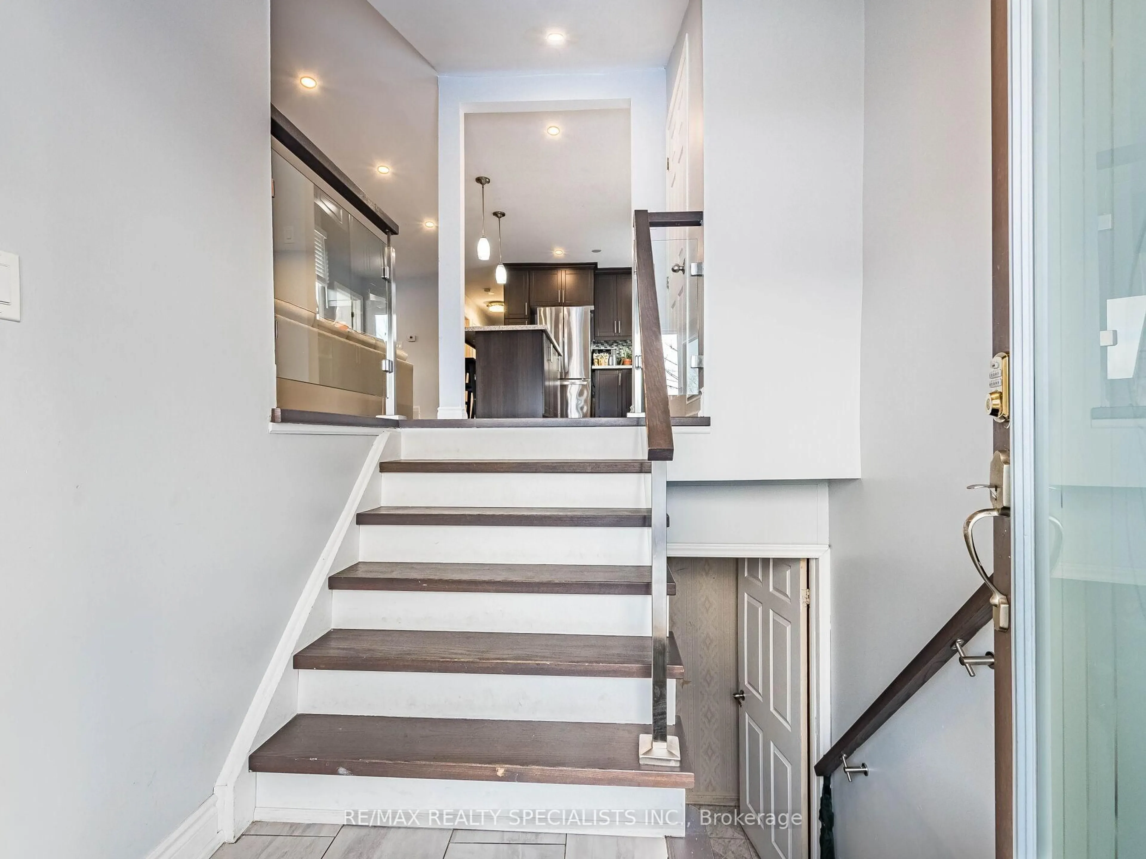 Indoor foyer for 18 Ashford Crt, Brampton Ontario L6V 2Z1